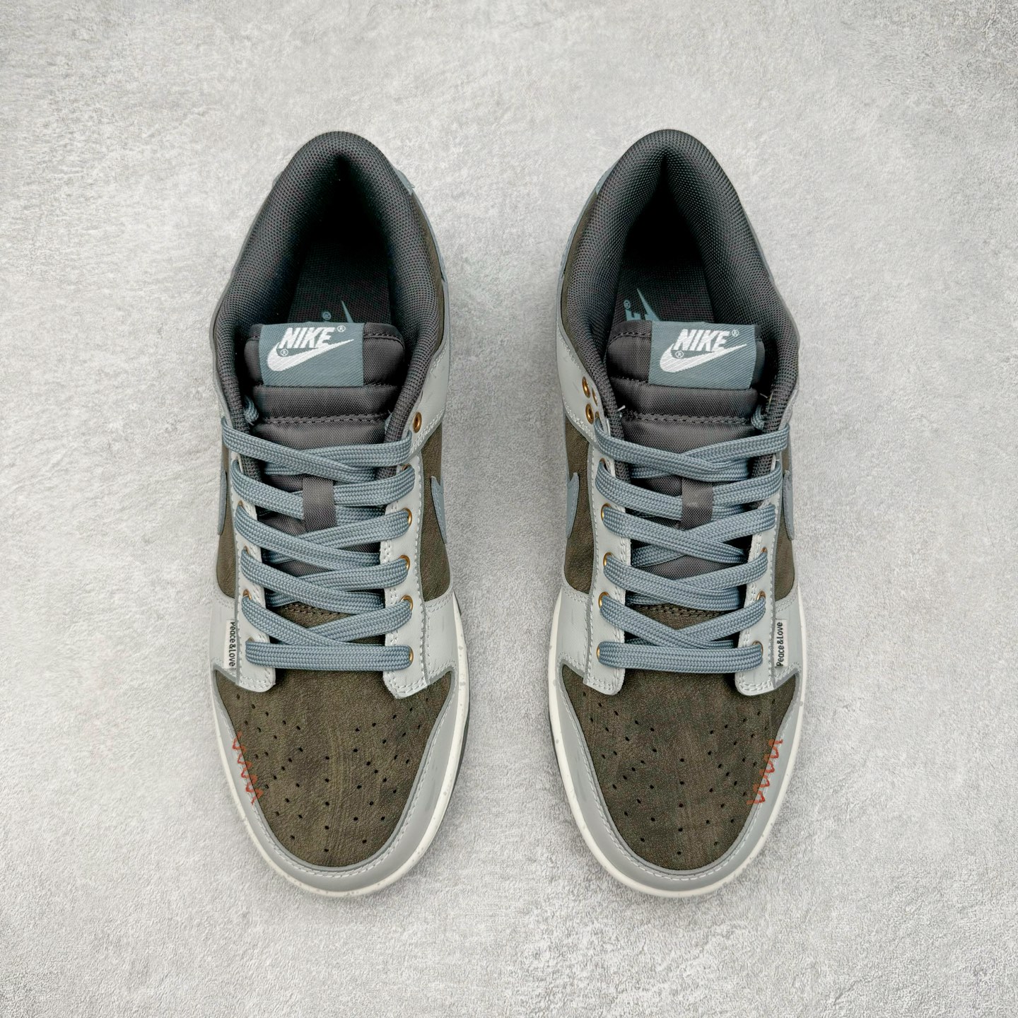 图片[2]-＃YC纯原 NK Dunk Low 和平与爱 GB1220-010 定制系列天花板 无原鞋不开发 全系列得物原鞋一比一校对开发 配色持续更新中 终端对接 优势输出 全套原厂楦头原纸板数据档案倾力打造 原汁原味莞产 极致还原 圈内最强针车工艺 高端零售指定版 广东原厂配套原盒原标 鞋盒分三个尺码段 原厂冲刀 超高清洁度 全鞋零毛边皮料切割 采用原厂百宏鞋带以及原厂百宏织唛舌标 内标可供原厂几率过验 进口原装条纹中底布 四线拉帮白色点胶 原厂拉帮手法遵循公司 原厂电绣 极致还原 尺码：36 36.5 37.5 38 38.5 39 40 40.5 41 42 42.5 43 44 44.5 45 46-选品中心