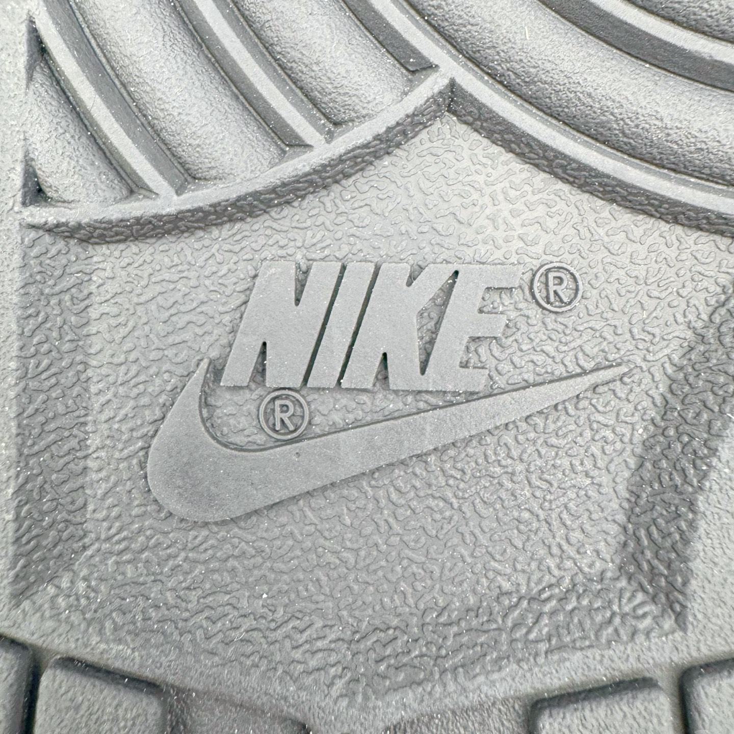 图片[20]-＃YC纯原 NK Dunk Low 和平与爱 GB1220-010 定制系列天花板 无原鞋不开发 全系列得物原鞋一比一校对开发 配色持续更新中 终端对接 优势输出 全套原厂楦头原纸板数据档案倾力打造 原汁原味莞产 极致还原 圈内最强针车工艺 高端零售指定版 广东原厂配套原盒原标 鞋盒分三个尺码段 原厂冲刀 超高清洁度 全鞋零毛边皮料切割 采用原厂百宏鞋带以及原厂百宏织唛舌标 内标可供原厂几率过验 进口原装条纹中底布 四线拉帮白色点胶 原厂拉帮手法遵循公司 原厂电绣 极致还原 尺码：36 36.5 37.5 38 38.5 39 40 40.5 41 42 42.5 43 44 44.5 45 46-选品中心