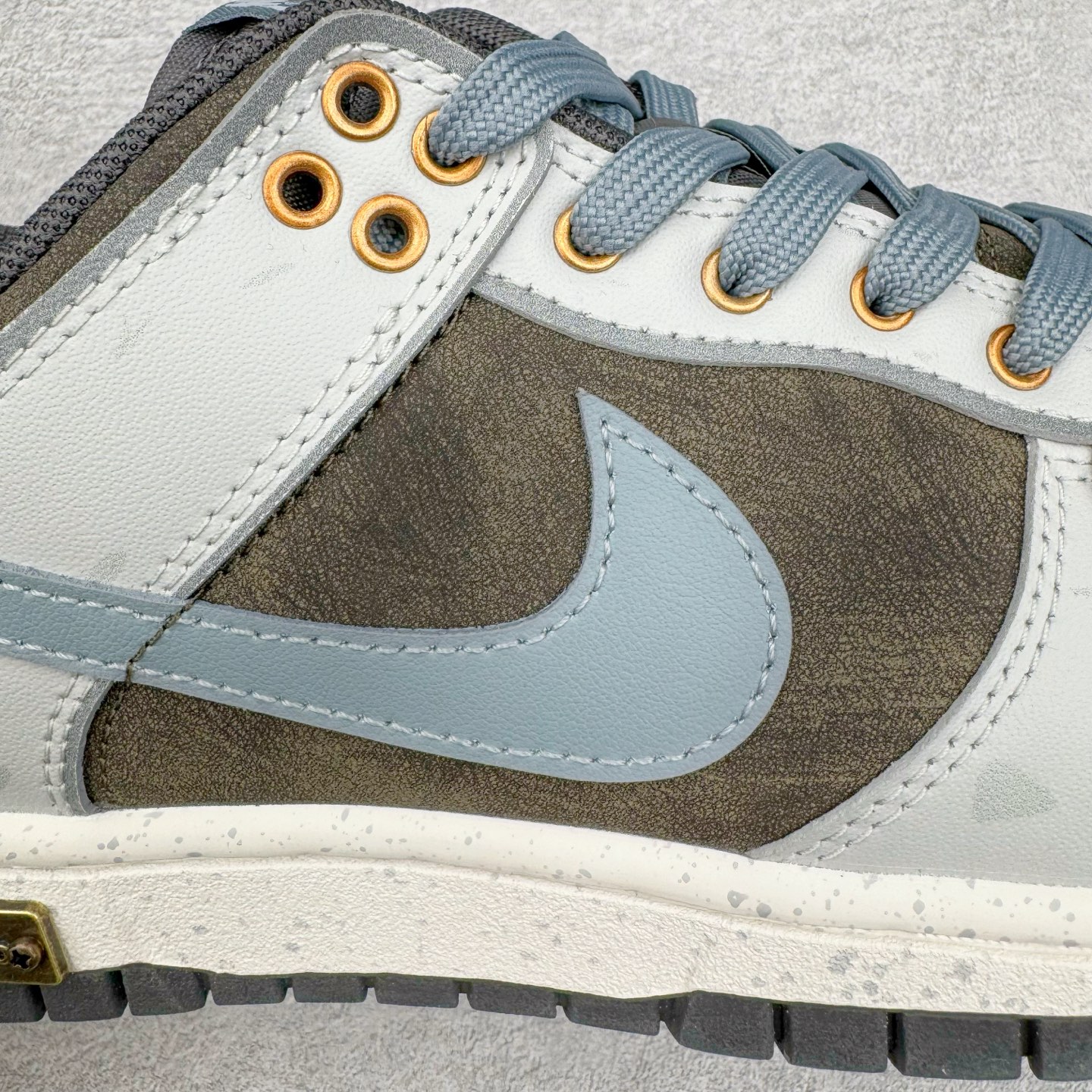 图片[18]-＃YC纯原 NK Dunk Low 和平与爱 GB1220-010 定制系列天花板 无原鞋不开发 全系列得物原鞋一比一校对开发 配色持续更新中 终端对接 优势输出 全套原厂楦头原纸板数据档案倾力打造 原汁原味莞产 极致还原 圈内最强针车工艺 高端零售指定版 广东原厂配套原盒原标 鞋盒分三个尺码段 原厂冲刀 超高清洁度 全鞋零毛边皮料切割 采用原厂百宏鞋带以及原厂百宏织唛舌标 内标可供原厂几率过验 进口原装条纹中底布 四线拉帮白色点胶 原厂拉帮手法遵循公司 原厂电绣 极致还原 尺码：36 36.5 37.5 38 38.5 39 40 40.5 41 42 42.5 43 44 44.5 45 46-选品中心