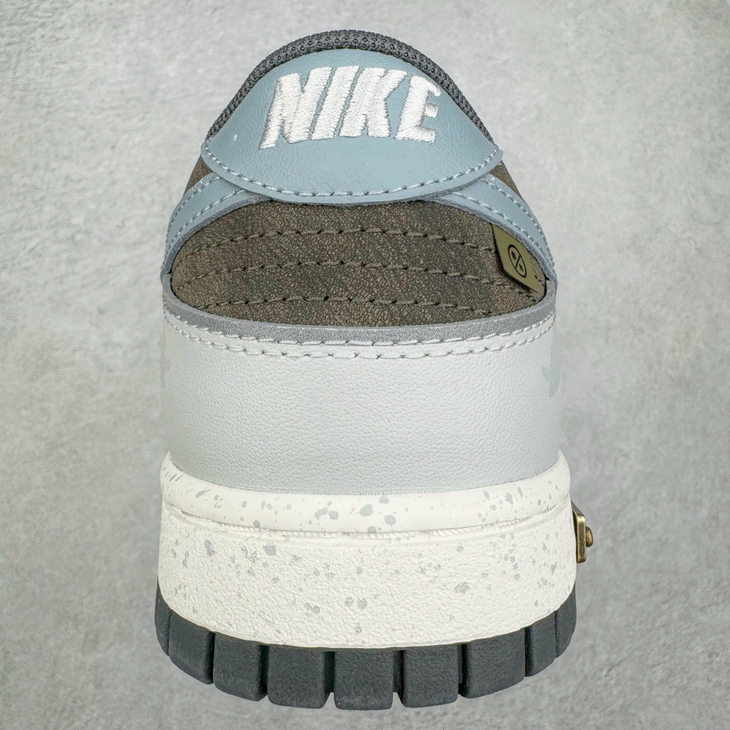 图片[8]-＃YC纯原 NK Dunk Low 和平与爱 GB1220-010 定制系列天花板 无原鞋不开发 全系列得物原鞋一比一校对开发 配色持续更新中 终端对接 优势输出 全套原厂楦头原纸板数据档案倾力打造 原汁原味莞产 极致还原 圈内最强针车工艺 高端零售指定版 广东原厂配套原盒原标 鞋盒分三个尺码段 原厂冲刀 超高清洁度 全鞋零毛边皮料切割 采用原厂百宏鞋带以及原厂百宏织唛舌标 内标可供原厂几率过验 进口原装条纹中底布 四线拉帮白色点胶 原厂拉帮手法遵循公司 原厂电绣 极致还原 尺码：36 36.5 37.5 38 38.5 39 40 40.5 41 42 42.5 43 44 44.5 45 46-选品中心