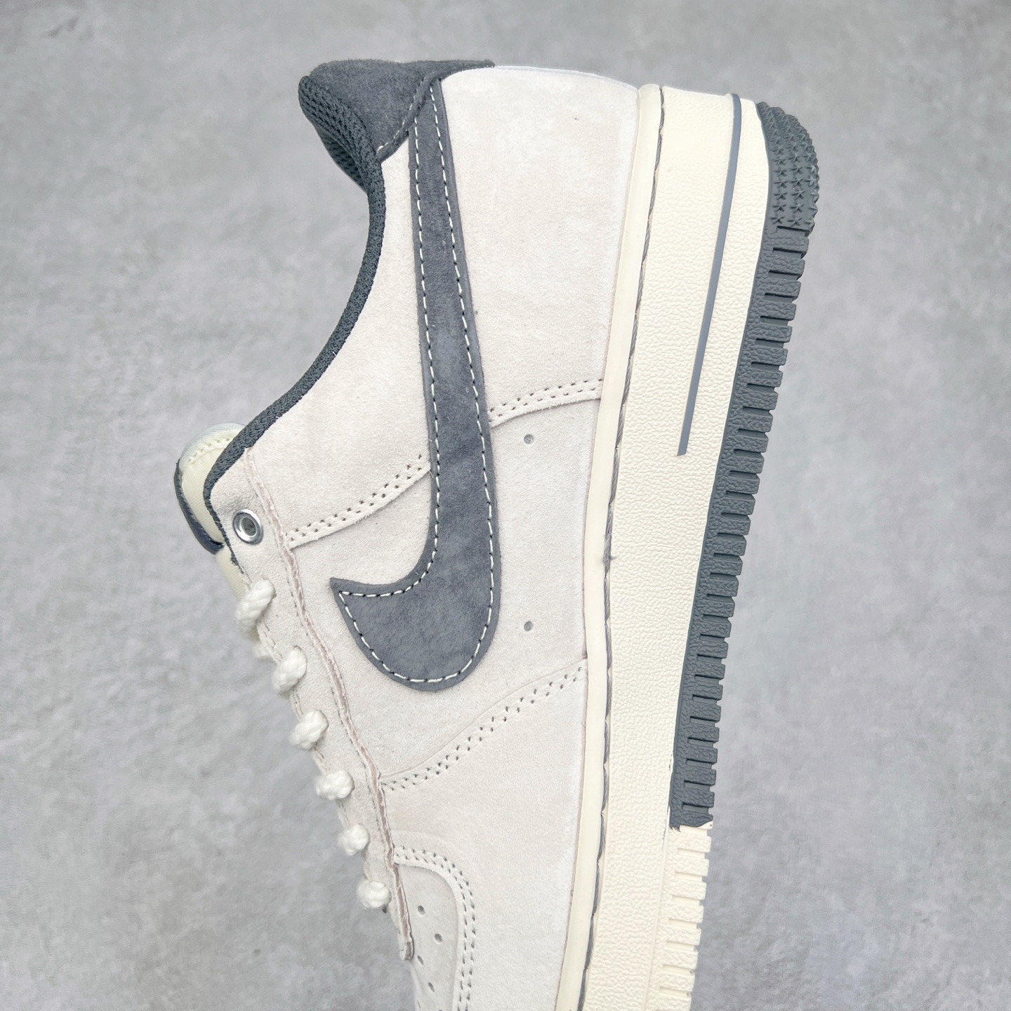 图片[7]-NK Air Force 1´07 Low 空军一号低帮百搭休闲运动板鞋 SJ6698-022 柔软、弹性十足的缓震性能和出色的中底设计 横跨复古与现代的外型结合 造就出风靡全球 三十多年的Force 1 直到今天还深受青睐 实拍调校N版已经零色差零失真 百分百还原实物色彩所见即所得 不存在货不对板色差等低级问题 选购参考实物拍摄 不混卖不参货 只用心做好货严格选品 承诺混一赔十 尺码：36 36.5 37.5 38 38.5 39 40 40.5 41 42 42.5 43 44 44.5 45-选品中心