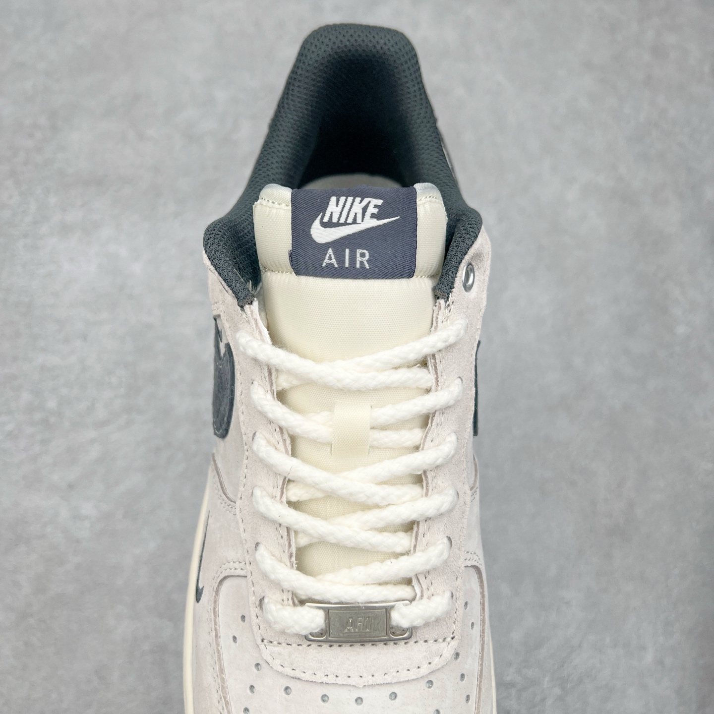 图片[5]-NK Air Force 1´07 Low 空军一号低帮百搭休闲运动板鞋 SJ6698-022 柔软、弹性十足的缓震性能和出色的中底设计 横跨复古与现代的外型结合 造就出风靡全球 三十多年的Force 1 直到今天还深受青睐 实拍调校N版已经零色差零失真 百分百还原实物色彩所见即所得 不存在货不对板色差等低级问题 选购参考实物拍摄 不混卖不参货 只用心做好货严格选品 承诺混一赔十 尺码：36 36.5 37.5 38 38.5 39 40 40.5 41 42 42.5 43 44 44.5 45-选品中心