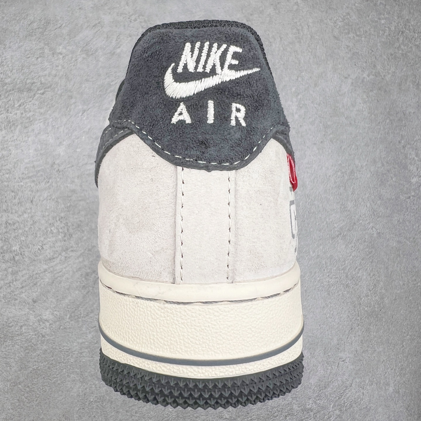 图片[8]-NK Air Force 1´07 Low 空军一号低帮百搭休闲运动板鞋 SJ6698-022 柔软、弹性十足的缓震性能和出色的中底设计 横跨复古与现代的外型结合 造就出风靡全球 三十多年的Force 1 直到今天还深受青睐 实拍调校N版已经零色差零失真 百分百还原实物色彩所见即所得 不存在货不对板色差等低级问题 选购参考实物拍摄 不混卖不参货 只用心做好货严格选品 承诺混一赔十 尺码：36 36.5 37.5 38 38.5 39 40 40.5 41 42 42.5 43 44 44.5 45-选品中心