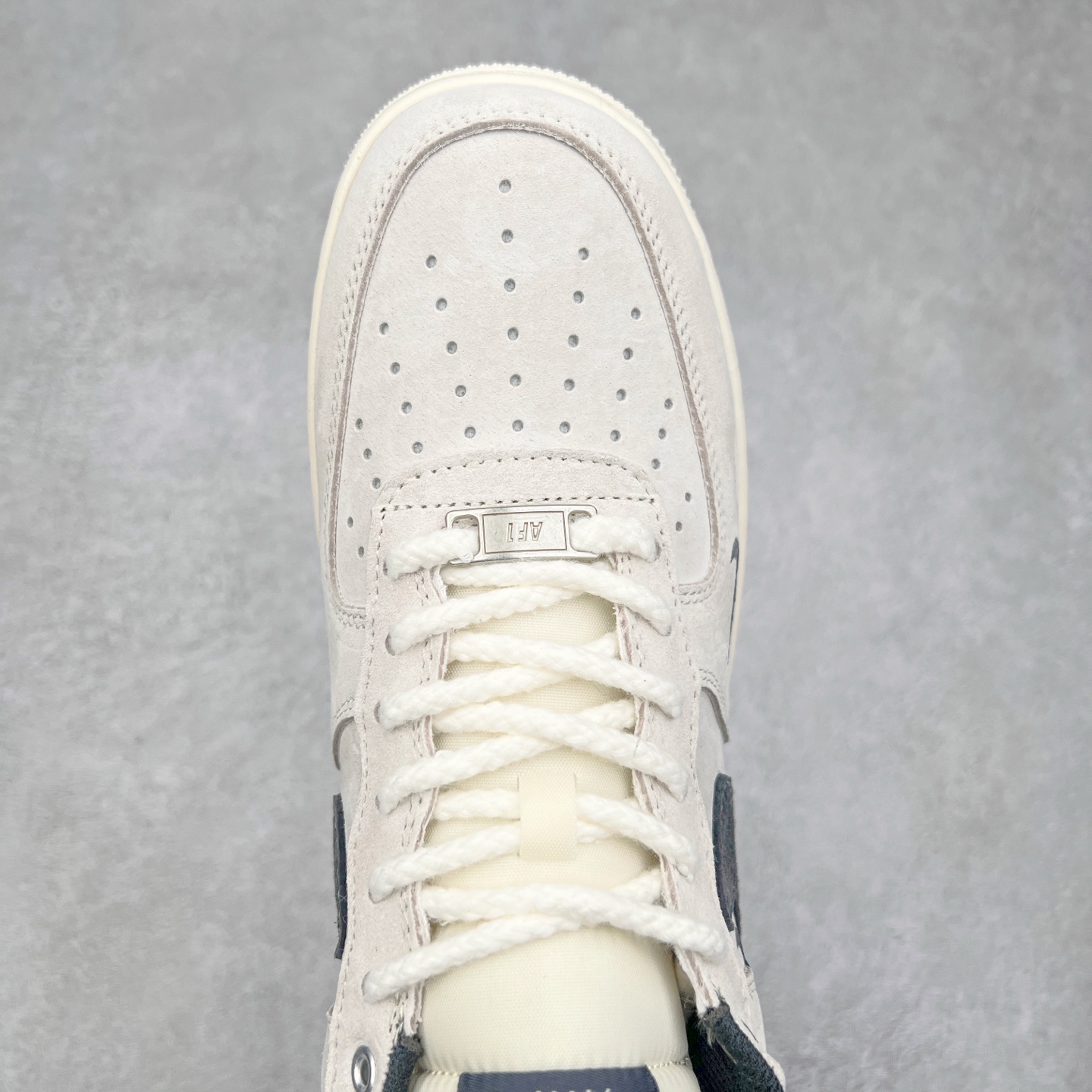 图片[4]-NK Air Force 1´07 Low 空军一号低帮百搭休闲运动板鞋 SJ6698-022 柔软、弹性十足的缓震性能和出色的中底设计 横跨复古与现代的外型结合 造就出风靡全球 三十多年的Force 1 直到今天还深受青睐 实拍调校N版已经零色差零失真 百分百还原实物色彩所见即所得 不存在货不对板色差等低级问题 选购参考实物拍摄 不混卖不参货 只用心做好货严格选品 承诺混一赔十 尺码：36 36.5 37.5 38 38.5 39 40 40.5 41 42 42.5 43 44 44.5 45-选品中心