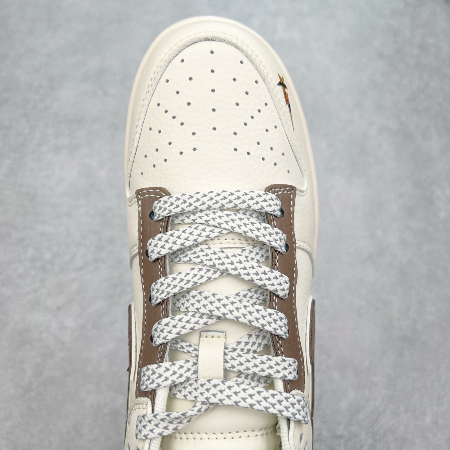 图片[4]-NK Dunk Low 定制配色 XS6089-514 大厂出品 极力推荐 原装头层材料 独家版型蒸餾加工帶來的是更好的视觉和脚感体验大厂纯原品质出货 清洁度 电绣工艺 皮料切割干净无任何毛边 细节完美 实拍调校N版已经零色差零失真 百分百还原实物色彩所见即所得 不存在货不对板色差等低级问题 选购参考实物拍摄 不混卖不参货 只用心做好货严格选品 承诺混一赔十 尺码：36 36.5 37.5 38 38.5 39 40 40.5 41 42 42.5 43 44 44.5 45-选品中心