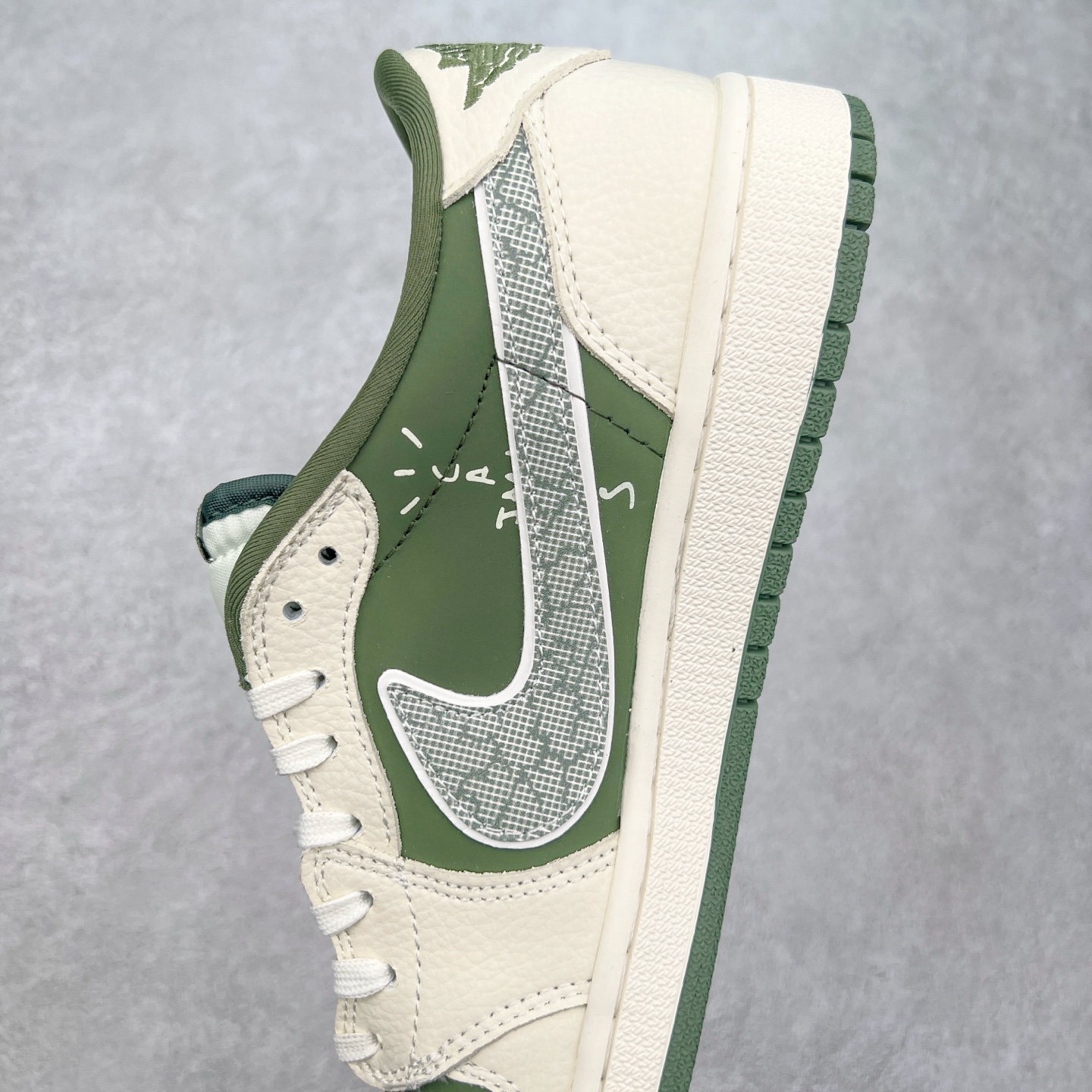 图片[7]-TS x Air Jordan AJ1 Low 倒钩低帮联名定制配色 XS2024-001 原厂内置气垫魔块 A模大底 头层小牛皮 鞋舌AJ原厂专用牛津布+AJ专用反口珍珠布+原厂无杂质高弹内里海棉+特殊封边弹力鞋带 实拍调校N版已经零色差零失真 百分百还原实物色彩所见即所得 不存在货不对板色差等低级问题 选购参考实物拍摄 不混卖不参货 只用心做好货严格选品 承诺混一赔十 尺码：36 36.5 37.5 38 38.5 39 40 40.5 41 42 42.5 43 44 44.5 45-选品中心