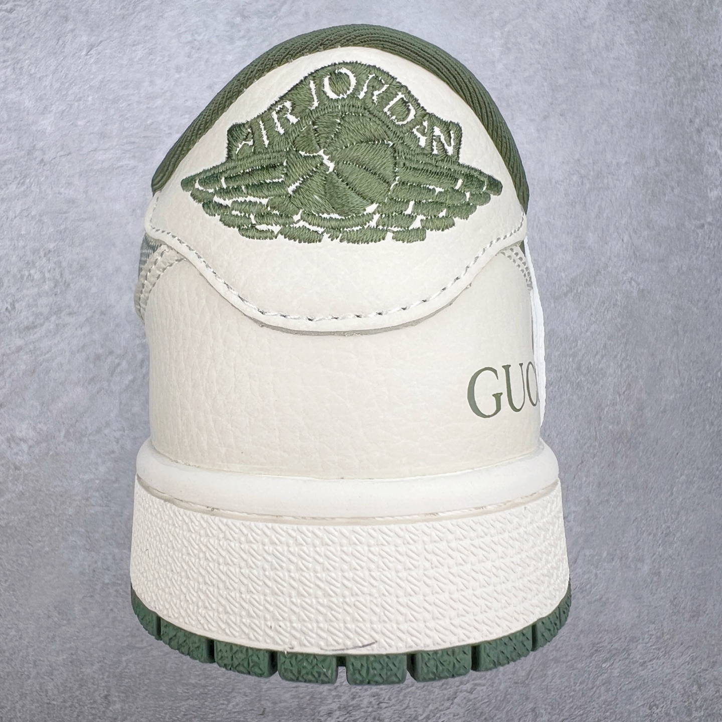 图片[8]-TS x Air Jordan AJ1 Low 倒钩低帮联名定制配色 XS2024-001 原厂内置气垫魔块 A模大底 头层小牛皮 鞋舌AJ原厂专用牛津布+AJ专用反口珍珠布+原厂无杂质高弹内里海棉+特殊封边弹力鞋带 实拍调校N版已经零色差零失真 百分百还原实物色彩所见即所得 不存在货不对板色差等低级问题 选购参考实物拍摄 不混卖不参货 只用心做好货严格选品 承诺混一赔十 尺码：36 36.5 37.5 38 38.5 39 40 40.5 41 42 42.5 43 44 44.5 45-选品中心