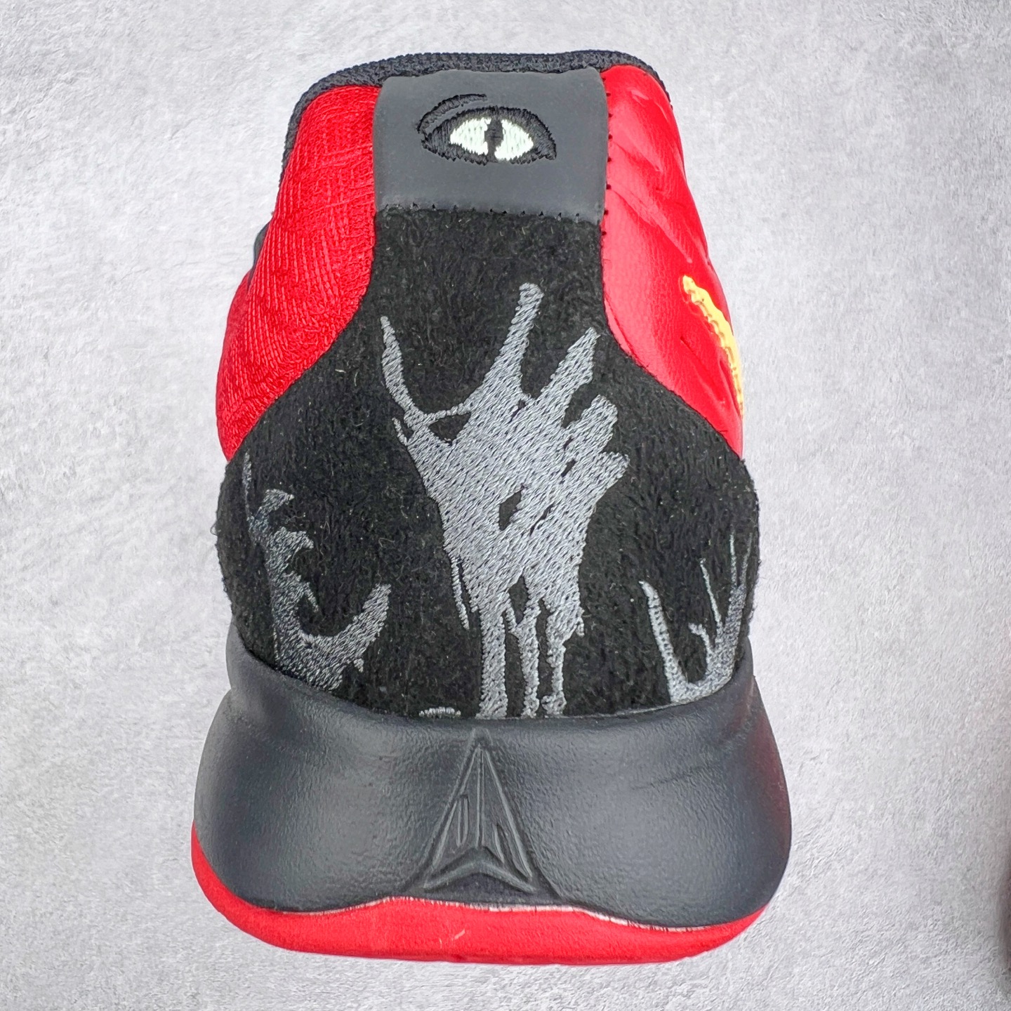 图片[8]-NK Ja 2 EP 莫兰特二代低帮篮球鞋 以鲜艳明亮的色调脱颖而出。鞋舌上醒目地展示着 “ JA ” 标志，而后跟上的 “ 12 ：AM ” 则以独特的设计呈现。鞋头和鞋舌采用透气运动网布制成，确保舒适耐用。在第一款鞋型的基础上进行了重大升级，采用更为挺拔的鞋口设计，为脚踝带来更佳的包裹与支撑感。侧面独特波纹纹理细节，打破了单调，赋予鞋子灵动与活力的视觉体验。中底部分巧妙借鉴了科比 5 的经典元素，融入斑点细节，增强了整体美学吸引力。实拍调校N版已经零色差零失真 百分百还原实物色彩所见即所得 不存在货不对板色差等低级问题 选购参考实物拍摄 不混卖不参货 只用心做好货严格选品 承诺混一赔十 尺码：36 36.5 37.5 38 38.5 39 40 40.5 41 42 42.5 43 44 44.5 45 46-选品中心