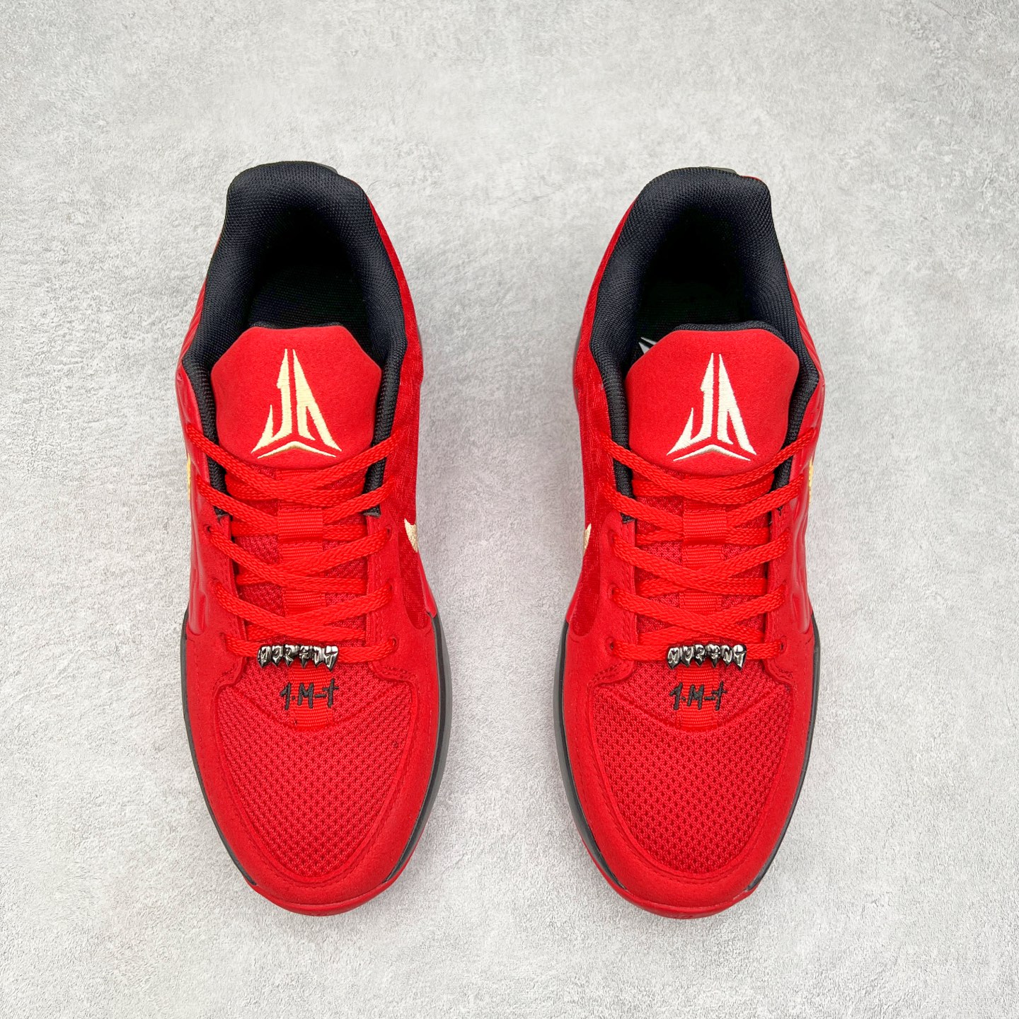 图片[2]-NK Ja 2 EP 莫兰特二代低帮篮球鞋 以鲜艳明亮的色调脱颖而出。鞋舌上醒目地展示着 “ JA ” 标志，而后跟上的 “ 12 ：AM ” 则以独特的设计呈现。鞋头和鞋舌采用透气运动网布制成，确保舒适耐用。在第一款鞋型的基础上进行了重大升级，采用更为挺拔的鞋口设计，为脚踝带来更佳的包裹与支撑感。侧面独特波纹纹理细节，打破了单调，赋予鞋子灵动与活力的视觉体验。中底部分巧妙借鉴了科比 5 的经典元素，融入斑点细节，增强了整体美学吸引力。实拍调校N版已经零色差零失真 百分百还原实物色彩所见即所得 不存在货不对板色差等低级问题 选购参考实物拍摄 不混卖不参货 只用心做好货严格选品 承诺混一赔十 尺码：36 36.5 37.5 38 38.5 39 40 40.5 41 42 42.5 43 44 44.5 45 46-选品中心