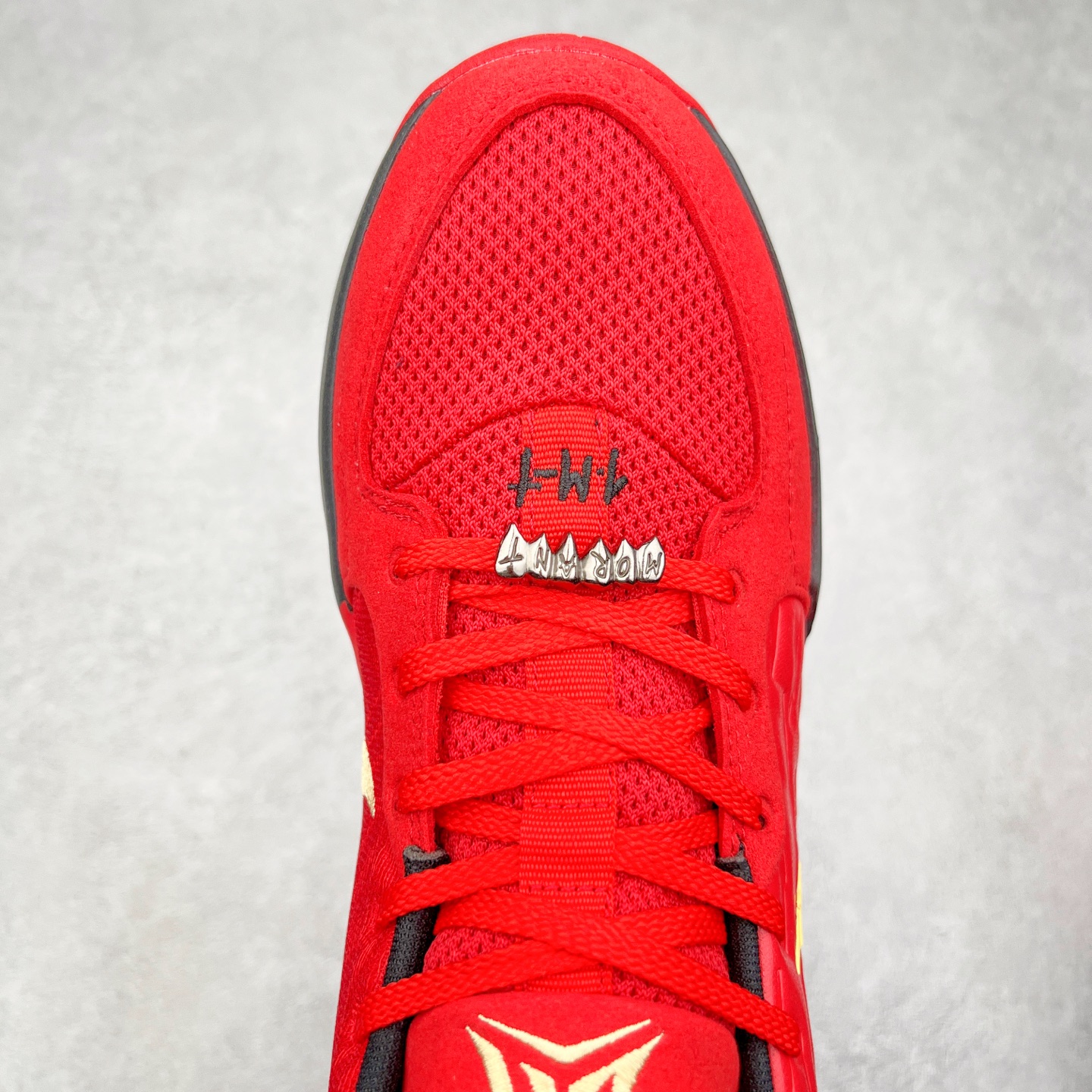 图片[4]-NK Ja 2 EP 莫兰特二代低帮篮球鞋 以鲜艳明亮的色调脱颖而出。鞋舌上醒目地展示着 “ JA ” 标志，而后跟上的 “ 12 ：AM ” 则以独特的设计呈现。鞋头和鞋舌采用透气运动网布制成，确保舒适耐用。在第一款鞋型的基础上进行了重大升级，采用更为挺拔的鞋口设计，为脚踝带来更佳的包裹与支撑感。侧面独特波纹纹理细节，打破了单调，赋予鞋子灵动与活力的视觉体验。中底部分巧妙借鉴了科比 5 的经典元素，融入斑点细节，增强了整体美学吸引力。实拍调校N版已经零色差零失真 百分百还原实物色彩所见即所得 不存在货不对板色差等低级问题 选购参考实物拍摄 不混卖不参货 只用心做好货严格选品 承诺混一赔十 尺码：36 36.5 37.5 38 38.5 39 40 40.5 41 42 42.5 43 44 44.5 45 46-选品中心