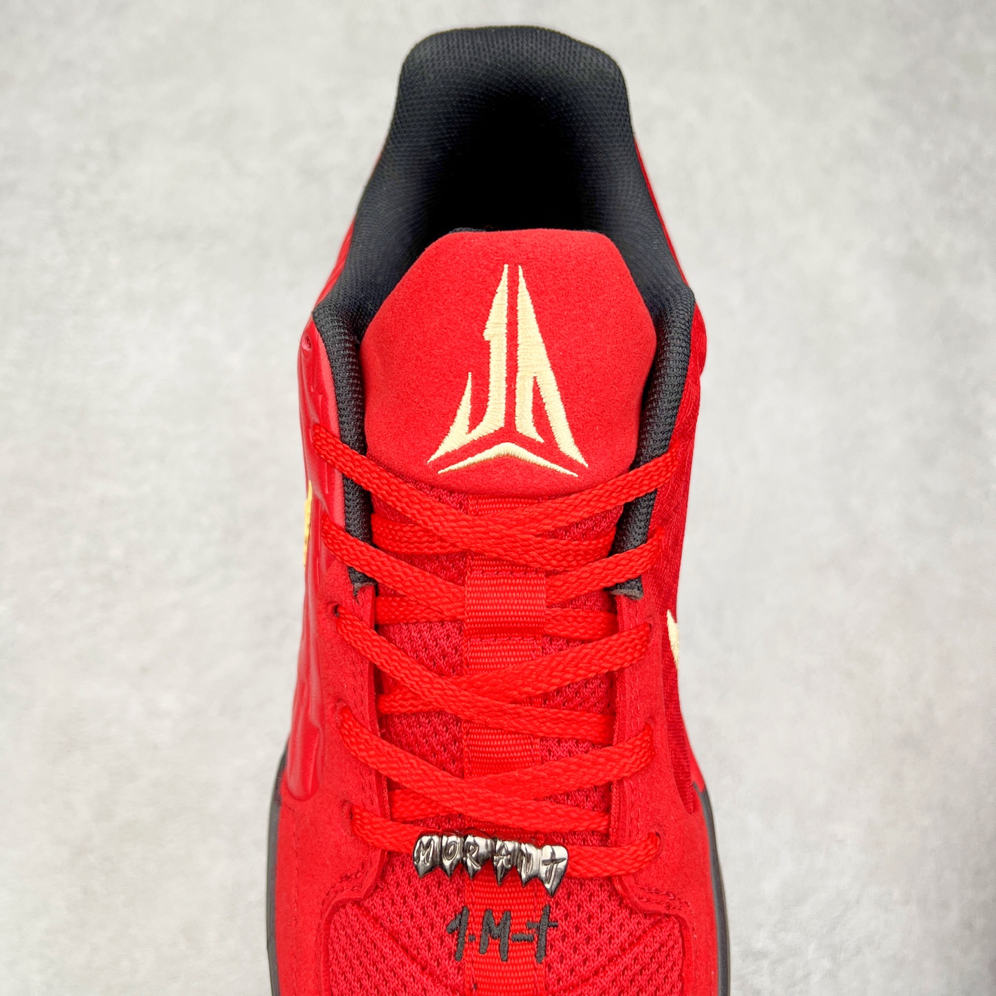 图片[5]-NK Ja 2 EP 莫兰特二代低帮篮球鞋 以鲜艳明亮的色调脱颖而出。鞋舌上醒目地展示着 “ JA ” 标志，而后跟上的 “ 12 ：AM ” 则以独特的设计呈现。鞋头和鞋舌采用透气运动网布制成，确保舒适耐用。在第一款鞋型的基础上进行了重大升级，采用更为挺拔的鞋口设计，为脚踝带来更佳的包裹与支撑感。侧面独特波纹纹理细节，打破了单调，赋予鞋子灵动与活力的视觉体验。中底部分巧妙借鉴了科比 5 的经典元素，融入斑点细节，增强了整体美学吸引力。实拍调校N版已经零色差零失真 百分百还原实物色彩所见即所得 不存在货不对板色差等低级问题 选购参考实物拍摄 不混卖不参货 只用心做好货严格选品 承诺混一赔十 尺码：36 36.5 37.5 38 38.5 39 40 40.5 41 42 42.5 43 44 44.5 45 46-选品中心