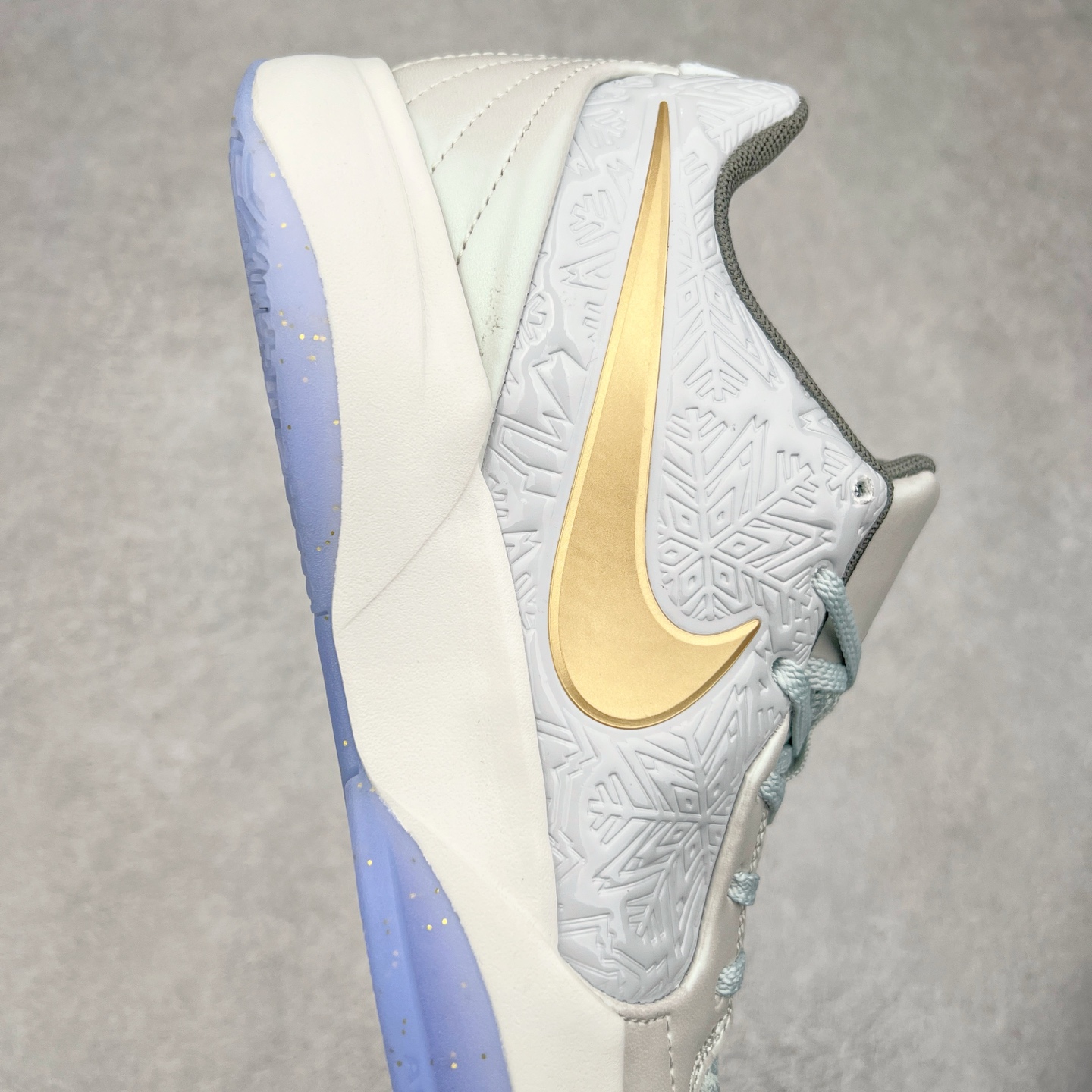 图片[6]-NK Ja 2 EP 莫兰特二代低帮篮球鞋 以鲜艳明亮的色调脱颖而出。鞋舌上醒目地展示着 “ JA ” 标志，而后跟上的 “ 12 ：AM ” 则以独特的设计呈现。鞋头和鞋舌采用透气运动网布制成，确保舒适耐用。在第一款鞋型的基础上进行了重大升级，采用更为挺拔的鞋口设计，为脚踝带来更佳的包裹与支撑感。侧面独特波纹纹理细节，打破了单调，赋予鞋子灵动与活力的视觉体验。中底部分巧妙借鉴了科比 5 的经典元素，融入斑点细节，增强了整体美学吸引力。实拍调校N版已经零色差零失真 百分百还原实物色彩所见即所得 不存在货不对板色差等低级问题 选购参考实物拍摄 不混卖不参货 只用心做好货严格选品 承诺混一赔十 尺码：36 36.5 37.5 38 38.5 39 40 40.5 41 42 42.5 43 44 44.5 45 46-选品中心