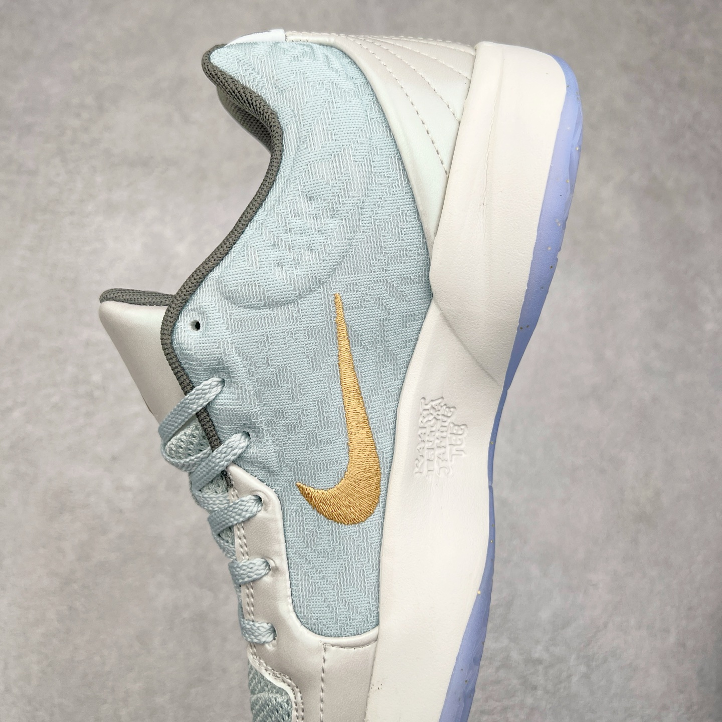 图片[7]-NK Ja 2 EP 莫兰特二代低帮篮球鞋 以鲜艳明亮的色调脱颖而出。鞋舌上醒目地展示着 “ JA ” 标志，而后跟上的 “ 12 ：AM ” 则以独特的设计呈现。鞋头和鞋舌采用透气运动网布制成，确保舒适耐用。在第一款鞋型的基础上进行了重大升级，采用更为挺拔的鞋口设计，为脚踝带来更佳的包裹与支撑感。侧面独特波纹纹理细节，打破了单调，赋予鞋子灵动与活力的视觉体验。中底部分巧妙借鉴了科比 5 的经典元素，融入斑点细节，增强了整体美学吸引力。实拍调校N版已经零色差零失真 百分百还原实物色彩所见即所得 不存在货不对板色差等低级问题 选购参考实物拍摄 不混卖不参货 只用心做好货严格选品 承诺混一赔十 尺码：36 36.5 37.5 38 38.5 39 40 40.5 41 42 42.5 43 44 44.5 45 46-选品中心