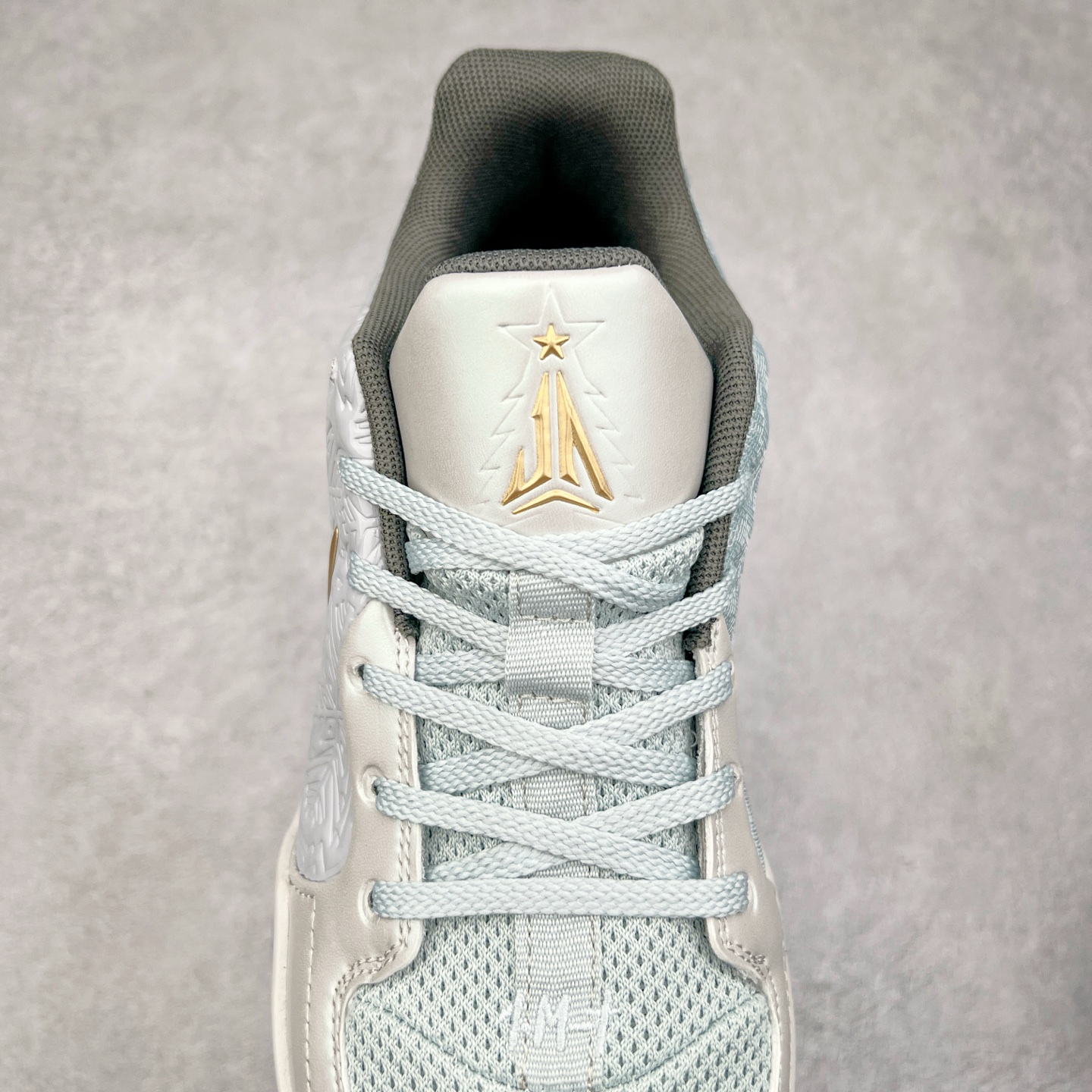 图片[5]-NK Ja 2 EP 莫兰特二代低帮篮球鞋 以鲜艳明亮的色调脱颖而出。鞋舌上醒目地展示着 “ JA ” 标志，而后跟上的 “ 12 ：AM ” 则以独特的设计呈现。鞋头和鞋舌采用透气运动网布制成，确保舒适耐用。在第一款鞋型的基础上进行了重大升级，采用更为挺拔的鞋口设计，为脚踝带来更佳的包裹与支撑感。侧面独特波纹纹理细节，打破了单调，赋予鞋子灵动与活力的视觉体验。中底部分巧妙借鉴了科比 5 的经典元素，融入斑点细节，增强了整体美学吸引力。实拍调校N版已经零色差零失真 百分百还原实物色彩所见即所得 不存在货不对板色差等低级问题 选购参考实物拍摄 不混卖不参货 只用心做好货严格选品 承诺混一赔十 尺码：36 36.5 37.5 38 38.5 39 40 40.5 41 42 42.5 43 44 44.5 45 46-选品中心