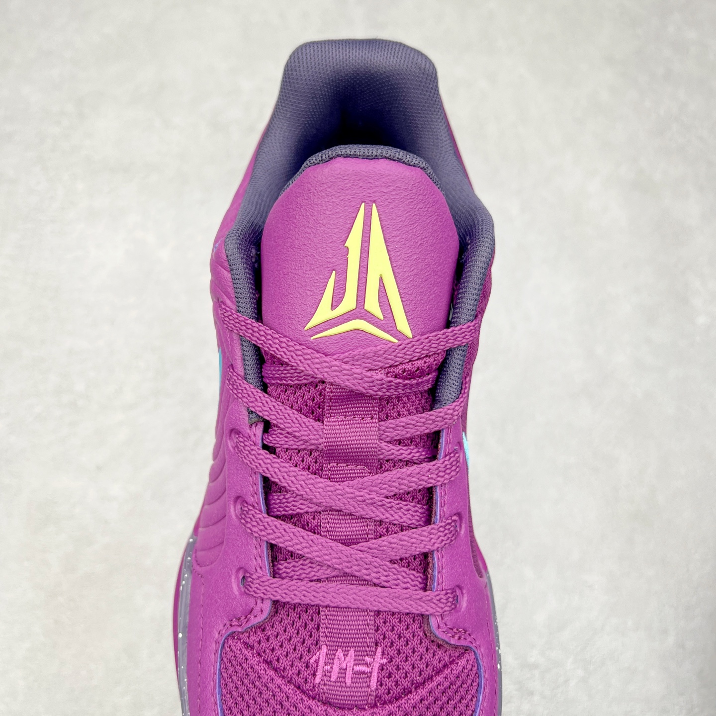 图片[5]-NK Ja 2 EP 莫兰特二代低帮篮球鞋 以鲜艳明亮的色调脱颖而出。鞋舌上醒目地展示着 “ JA ” 标志，而后跟上的 “ 12 ：AM ” 则以独特的设计呈现。鞋头和鞋舌采用透气运动网布制成，确保舒适耐用。在第一款鞋型的基础上进行了重大升级，采用更为挺拔的鞋口设计，为脚踝带来更佳的包裹与支撑感。侧面独特波纹纹理细节，打破了单调，赋予鞋子灵动与活力的视觉体验。中底部分巧妙借鉴了科比 5 的经典元素，融入斑点细节，增强了整体美学吸引力。实拍调校N版已经零色差零失真 百分百还原实物色彩所见即所得 不存在货不对板色差等低级问题 选购参考实物拍摄 不混卖不参货 只用心做好货严格选品 承诺混一赔十 尺码：36 36.5 37.5 38 38.5 39 40 40.5 41 42 42.5 43 44 44.5 45 46-选品中心