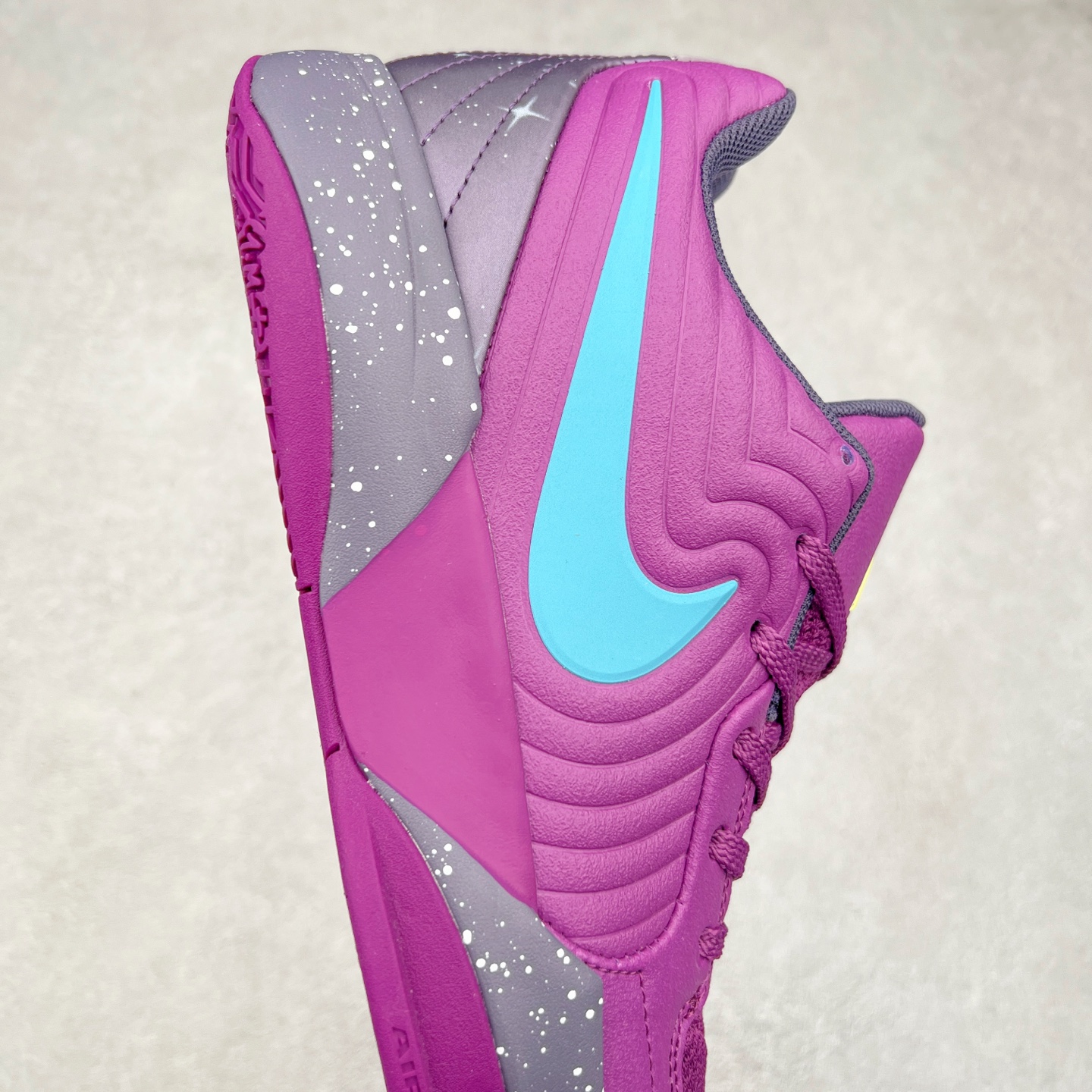 图片[6]-NK Ja 2 EP 莫兰特二代低帮篮球鞋 以鲜艳明亮的色调脱颖而出。鞋舌上醒目地展示着 “ JA ” 标志，而后跟上的 “ 12 ：AM ” 则以独特的设计呈现。鞋头和鞋舌采用透气运动网布制成，确保舒适耐用。在第一款鞋型的基础上进行了重大升级，采用更为挺拔的鞋口设计，为脚踝带来更佳的包裹与支撑感。侧面独特波纹纹理细节，打破了单调，赋予鞋子灵动与活力的视觉体验。中底部分巧妙借鉴了科比 5 的经典元素，融入斑点细节，增强了整体美学吸引力。实拍调校N版已经零色差零失真 百分百还原实物色彩所见即所得 不存在货不对板色差等低级问题 选购参考实物拍摄 不混卖不参货 只用心做好货严格选品 承诺混一赔十 尺码：36 36.5 37.5 38 38.5 39 40 40.5 41 42 42.5 43 44 44.5 45 46-选品中心