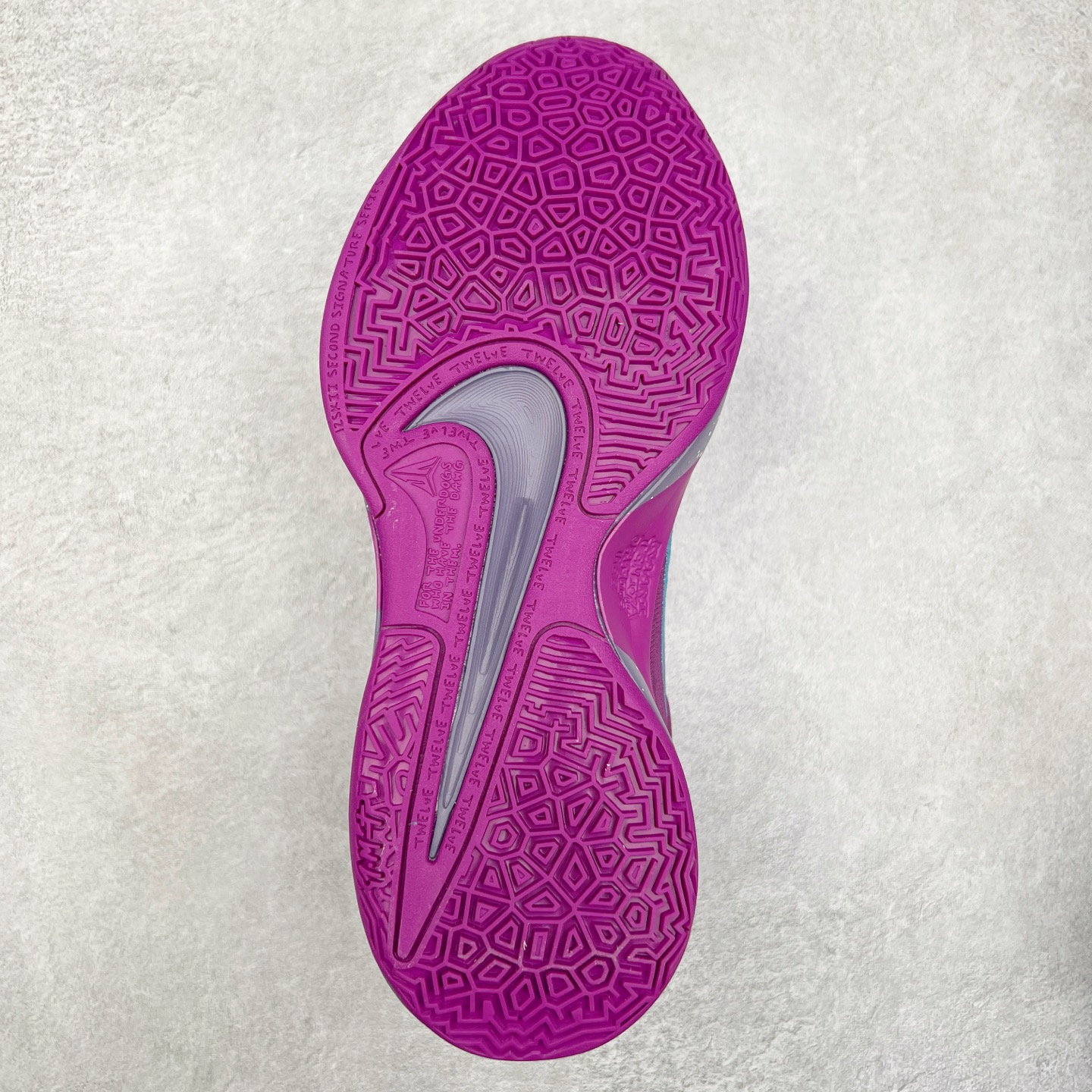 图片[9]-NK Ja 2 EP 莫兰特二代低帮篮球鞋 以鲜艳明亮的色调脱颖而出。鞋舌上醒目地展示着 “ JA ” 标志，而后跟上的 “ 12 ：AM ” 则以独特的设计呈现。鞋头和鞋舌采用透气运动网布制成，确保舒适耐用。在第一款鞋型的基础上进行了重大升级，采用更为挺拔的鞋口设计，为脚踝带来更佳的包裹与支撑感。侧面独特波纹纹理细节，打破了单调，赋予鞋子灵动与活力的视觉体验。中底部分巧妙借鉴了科比 5 的经典元素，融入斑点细节，增强了整体美学吸引力。实拍调校N版已经零色差零失真 百分百还原实物色彩所见即所得 不存在货不对板色差等低级问题 选购参考实物拍摄 不混卖不参货 只用心做好货严格选品 承诺混一赔十 尺码：36 36.5 37.5 38 38.5 39 40 40.5 41 42 42.5 43 44 44.5 45 46-选品中心