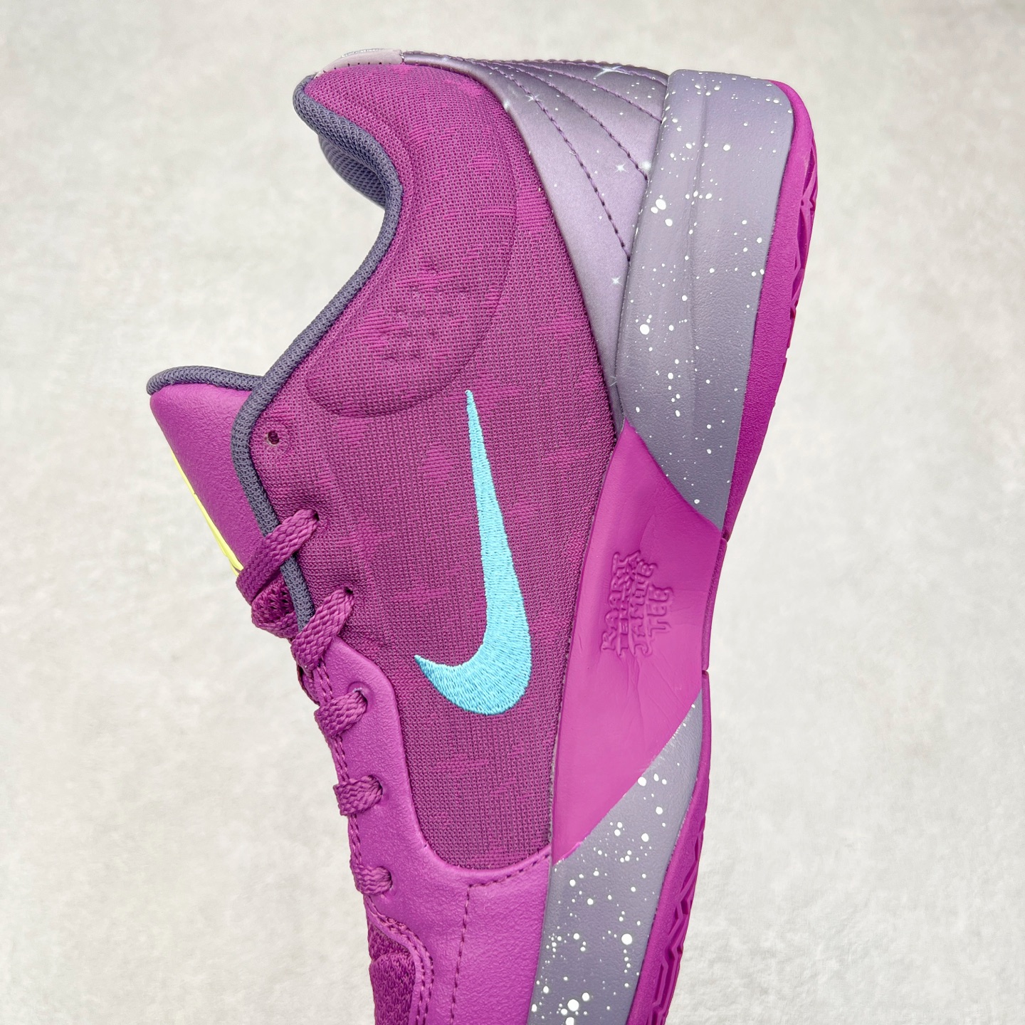 图片[7]-NK Ja 2 EP 莫兰特二代低帮篮球鞋 以鲜艳明亮的色调脱颖而出。鞋舌上醒目地展示着 “ JA ” 标志，而后跟上的 “ 12 ：AM ” 则以独特的设计呈现。鞋头和鞋舌采用透气运动网布制成，确保舒适耐用。在第一款鞋型的基础上进行了重大升级，采用更为挺拔的鞋口设计，为脚踝带来更佳的包裹与支撑感。侧面独特波纹纹理细节，打破了单调，赋予鞋子灵动与活力的视觉体验。中底部分巧妙借鉴了科比 5 的经典元素，融入斑点细节，增强了整体美学吸引力。实拍调校N版已经零色差零失真 百分百还原实物色彩所见即所得 不存在货不对板色差等低级问题 选购参考实物拍摄 不混卖不参货 只用心做好货严格选品 承诺混一赔十 尺码：36 36.5 37.5 38 38.5 39 40 40.5 41 42 42.5 43 44 44.5 45 46-选品中心