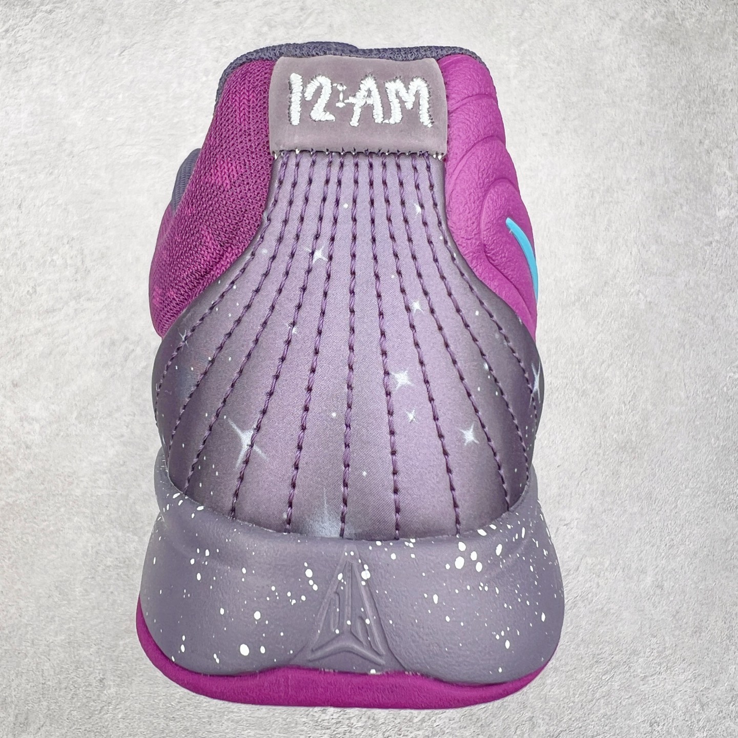 图片[8]-NK Ja 2 EP 莫兰特二代低帮篮球鞋 以鲜艳明亮的色调脱颖而出。鞋舌上醒目地展示着 “ JA ” 标志，而后跟上的 “ 12 ：AM ” 则以独特的设计呈现。鞋头和鞋舌采用透气运动网布制成，确保舒适耐用。在第一款鞋型的基础上进行了重大升级，采用更为挺拔的鞋口设计，为脚踝带来更佳的包裹与支撑感。侧面独特波纹纹理细节，打破了单调，赋予鞋子灵动与活力的视觉体验。中底部分巧妙借鉴了科比 5 的经典元素，融入斑点细节，增强了整体美学吸引力。实拍调校N版已经零色差零失真 百分百还原实物色彩所见即所得 不存在货不对板色差等低级问题 选购参考实物拍摄 不混卖不参货 只用心做好货严格选品 承诺混一赔十 尺码：36 36.5 37.5 38 38.5 39 40 40.5 41 42 42.5 43 44 44.5 45 46-选品中心