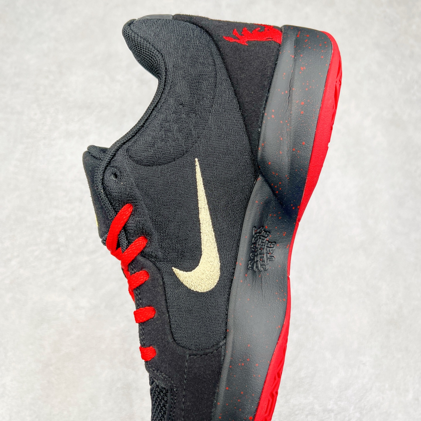 图片[7]-NK Ja 2 EP 莫兰特二代低帮篮球鞋 以鲜艳明亮的色调脱颖而出。鞋舌上醒目地展示着 “ JA ” 标志，而后跟上的 “ 12 ：AM ” 则以独特的设计呈现。鞋头和鞋舌采用透气运动网布制成，确保舒适耐用。在第一款鞋型的基础上进行了重大升级，采用更为挺拔的鞋口设计，为脚踝带来更佳的包裹与支撑感。侧面独特波纹纹理细节，打破了单调，赋予鞋子灵动与活力的视觉体验。中底部分巧妙借鉴了科比 5 的经典元素，融入斑点细节，增强了整体美学吸引力。实拍调校N版已经零色差零失真 百分百还原实物色彩所见即所得 不存在货不对板色差等低级问题 选购参考实物拍摄 不混卖不参货 只用心做好货严格选品 承诺混一赔十 尺码：36 36.5 37.5 38 38.5 39 40 40.5 41 42 42.5 43 44 44.5 45 46-选品中心