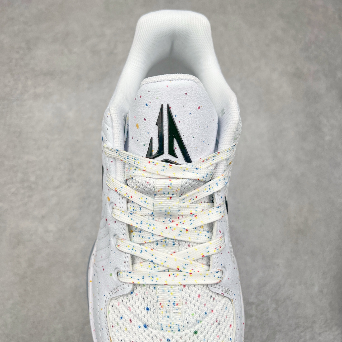 图片[5]-NK Ja 2 EP 莫兰特二代低帮篮球鞋 以鲜艳明亮的色调脱颖而出。鞋舌上醒目地展示着 “ JA ” 标志，而后跟上的 “ 12 ：AM ” 则以独特的设计呈现。鞋头和鞋舌采用透气运动网布制成，确保舒适耐用。在第一款鞋型的基础上进行了重大升级，采用更为挺拔的鞋口设计，为脚踝带来更佳的包裹与支撑感。侧面独特波纹纹理细节，打破了单调，赋予鞋子灵动与活力的视觉体验。中底部分巧妙借鉴了科比 5 的经典元素，融入斑点细节，增强了整体美学吸引力。实拍调校N版已经零色差零失真 百分百还原实物色彩所见即所得 不存在货不对板色差等低级问题 选购参考实物拍摄 不混卖不参货 只用心做好货严格选品 承诺混一赔十 尺码：36 36.5 37.5 38 38.5 39 40 40.5 41 42 42.5 43 44 44.5 45 46-选品中心