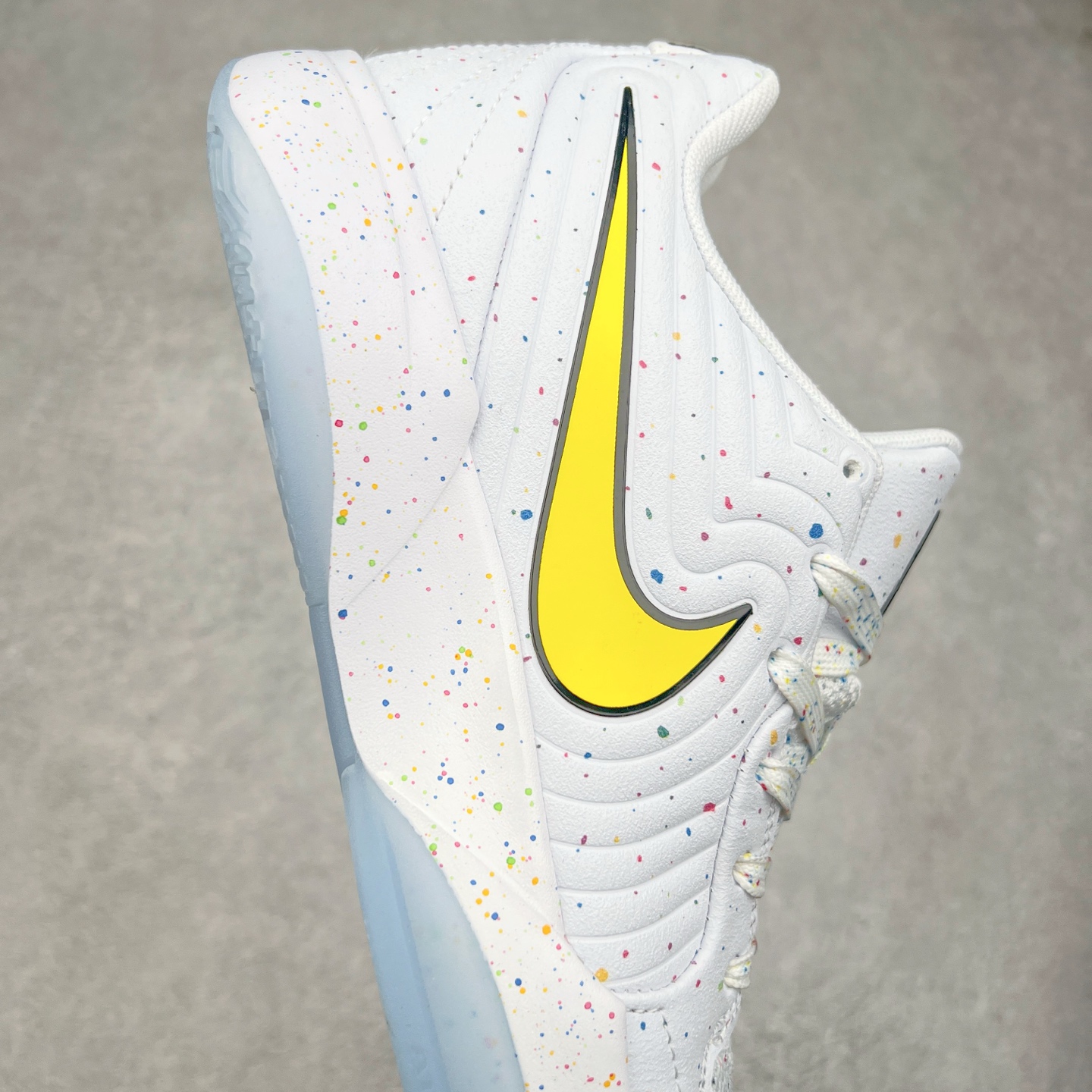 图片[6]-NK Ja 2 EP 莫兰特二代低帮篮球鞋 以鲜艳明亮的色调脱颖而出。鞋舌上醒目地展示着 “ JA ” 标志，而后跟上的 “ 12 ：AM ” 则以独特的设计呈现。鞋头和鞋舌采用透气运动网布制成，确保舒适耐用。在第一款鞋型的基础上进行了重大升级，采用更为挺拔的鞋口设计，为脚踝带来更佳的包裹与支撑感。侧面独特波纹纹理细节，打破了单调，赋予鞋子灵动与活力的视觉体验。中底部分巧妙借鉴了科比 5 的经典元素，融入斑点细节，增强了整体美学吸引力。实拍调校N版已经零色差零失真 百分百还原实物色彩所见即所得 不存在货不对板色差等低级问题 选购参考实物拍摄 不混卖不参货 只用心做好货严格选品 承诺混一赔十 尺码：36 36.5 37.5 38 38.5 39 40 40.5 41 42 42.5 43 44 44.5 45 46-选品中心