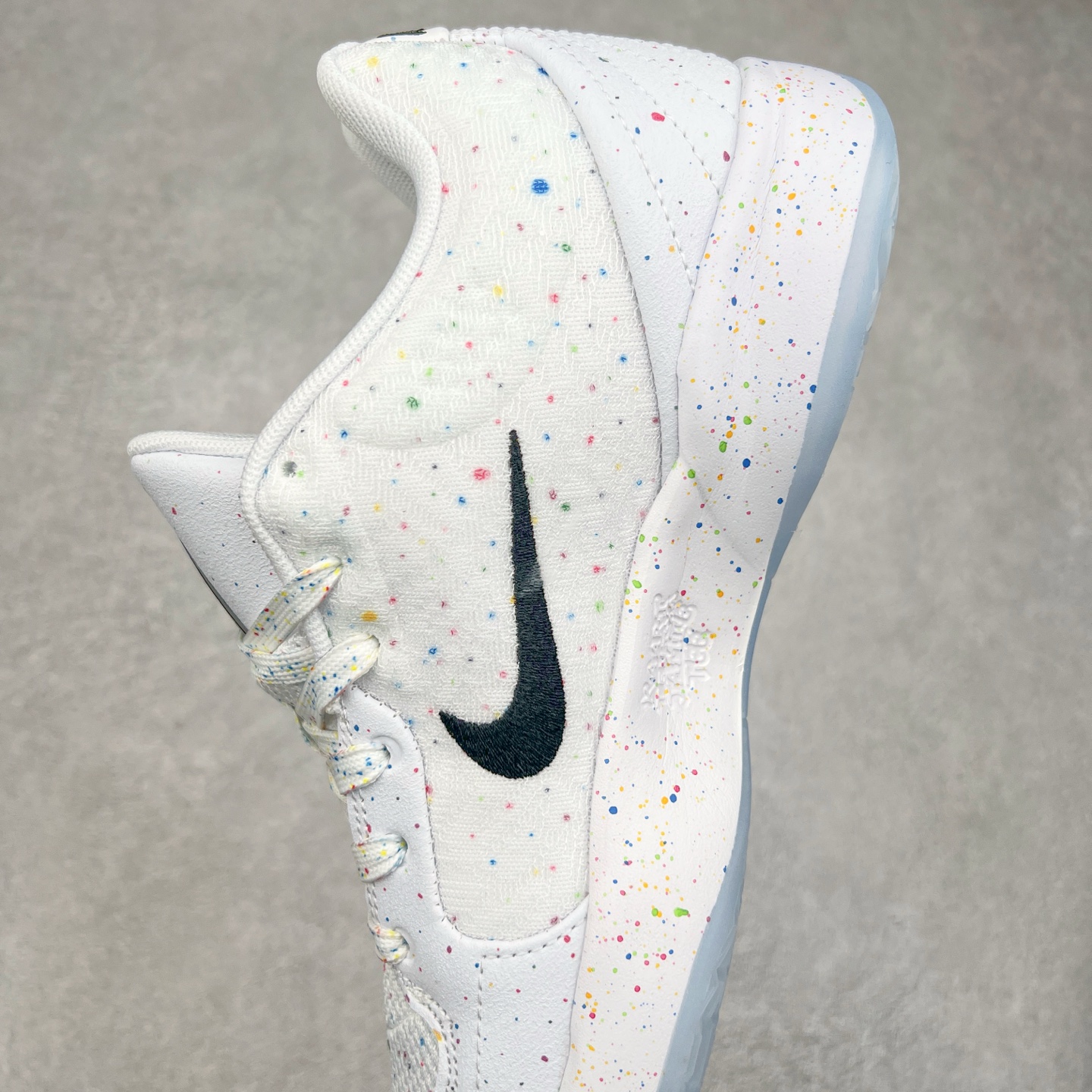 图片[7]-NK Ja 2 EP 莫兰特二代低帮篮球鞋 以鲜艳明亮的色调脱颖而出。鞋舌上醒目地展示着 “ JA ” 标志，而后跟上的 “ 12 ：AM ” 则以独特的设计呈现。鞋头和鞋舌采用透气运动网布制成，确保舒适耐用。在第一款鞋型的基础上进行了重大升级，采用更为挺拔的鞋口设计，为脚踝带来更佳的包裹与支撑感。侧面独特波纹纹理细节，打破了单调，赋予鞋子灵动与活力的视觉体验。中底部分巧妙借鉴了科比 5 的经典元素，融入斑点细节，增强了整体美学吸引力。实拍调校N版已经零色差零失真 百分百还原实物色彩所见即所得 不存在货不对板色差等低级问题 选购参考实物拍摄 不混卖不参货 只用心做好货严格选品 承诺混一赔十 尺码：36 36.5 37.5 38 38.5 39 40 40.5 41 42 42.5 43 44 44.5 45 46-选品中心