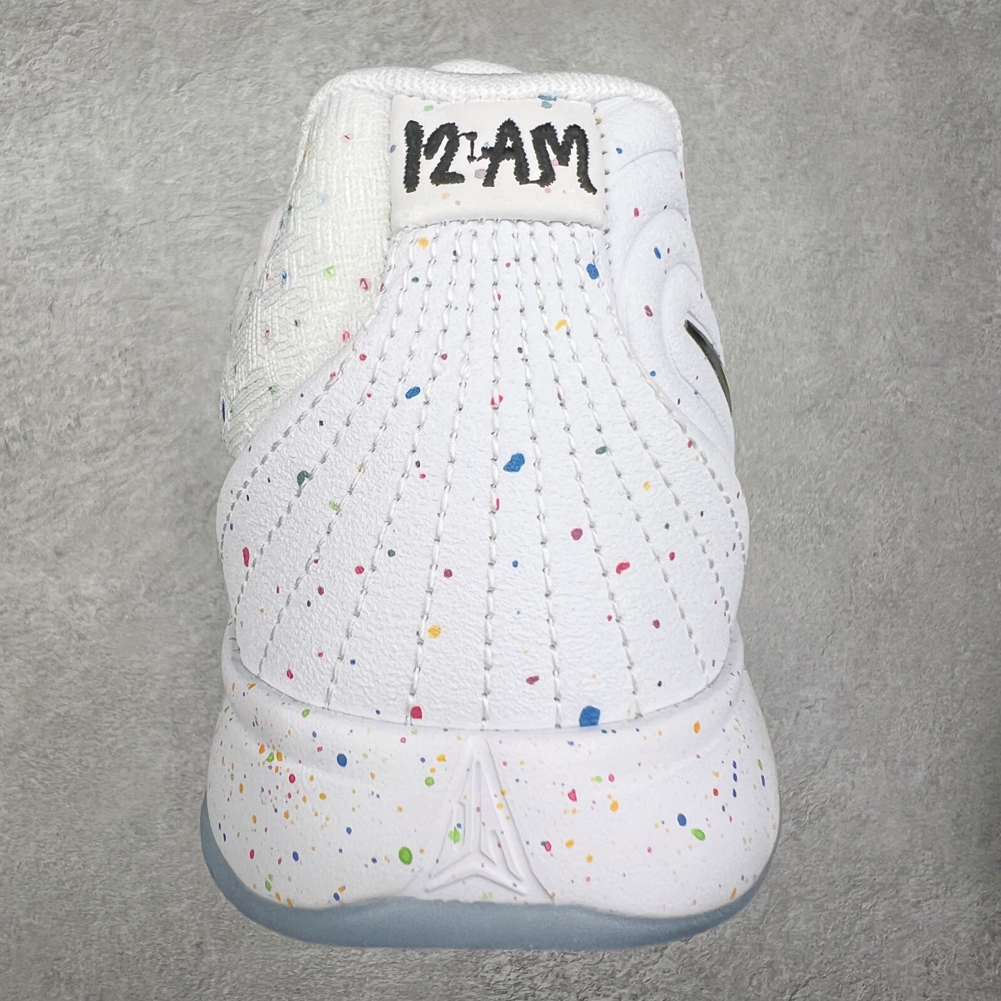 图片[8]-NK Ja 2 EP 莫兰特二代低帮篮球鞋 以鲜艳明亮的色调脱颖而出。鞋舌上醒目地展示着 “ JA ” 标志，而后跟上的 “ 12 ：AM ” 则以独特的设计呈现。鞋头和鞋舌采用透气运动网布制成，确保舒适耐用。在第一款鞋型的基础上进行了重大升级，采用更为挺拔的鞋口设计，为脚踝带来更佳的包裹与支撑感。侧面独特波纹纹理细节，打破了单调，赋予鞋子灵动与活力的视觉体验。中底部分巧妙借鉴了科比 5 的经典元素，融入斑点细节，增强了整体美学吸引力。实拍调校N版已经零色差零失真 百分百还原实物色彩所见即所得 不存在货不对板色差等低级问题 选购参考实物拍摄 不混卖不参货 只用心做好货严格选品 承诺混一赔十 尺码：36 36.5 37.5 38 38.5 39 40 40.5 41 42 42.5 43 44 44.5 45 46-选品中心