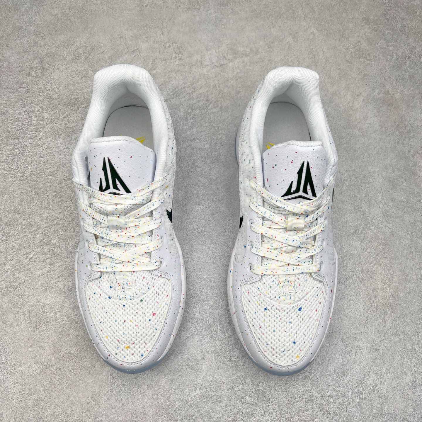 图片[2]-NK Ja 2 EP 莫兰特二代低帮篮球鞋 以鲜艳明亮的色调脱颖而出。鞋舌上醒目地展示着 “ JA ” 标志，而后跟上的 “ 12 ：AM ” 则以独特的设计呈现。鞋头和鞋舌采用透气运动网布制成，确保舒适耐用。在第一款鞋型的基础上进行了重大升级，采用更为挺拔的鞋口设计，为脚踝带来更佳的包裹与支撑感。侧面独特波纹纹理细节，打破了单调，赋予鞋子灵动与活力的视觉体验。中底部分巧妙借鉴了科比 5 的经典元素，融入斑点细节，增强了整体美学吸引力。实拍调校N版已经零色差零失真 百分百还原实物色彩所见即所得 不存在货不对板色差等低级问题 选购参考实物拍摄 不混卖不参货 只用心做好货严格选品 承诺混一赔十 尺码：36 36.5 37.5 38 38.5 39 40 40.5 41 42 42.5 43 44 44.5 45 46-选品中心