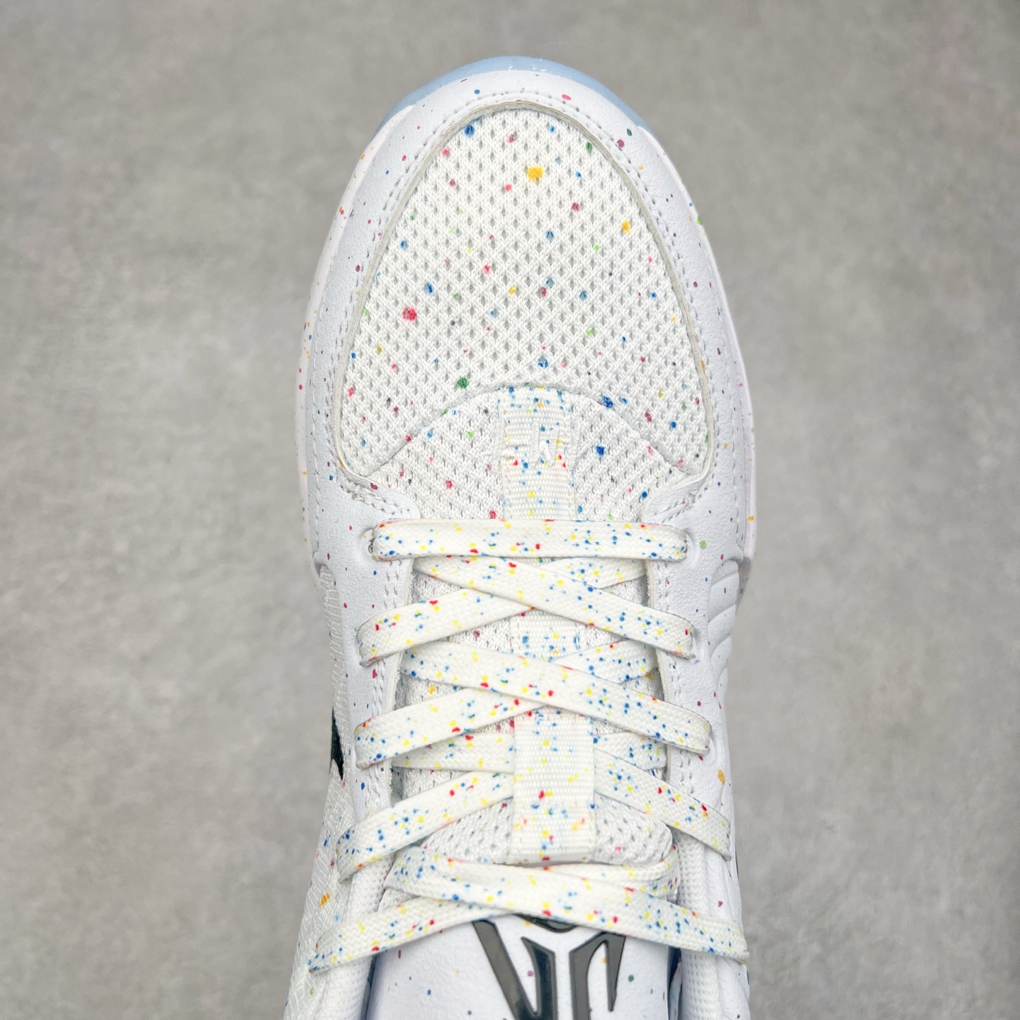 图片[4]-NK Ja 2 EP 莫兰特二代低帮篮球鞋 以鲜艳明亮的色调脱颖而出。鞋舌上醒目地展示着 “ JA ” 标志，而后跟上的 “ 12 ：AM ” 则以独特的设计呈现。鞋头和鞋舌采用透气运动网布制成，确保舒适耐用。在第一款鞋型的基础上进行了重大升级，采用更为挺拔的鞋口设计，为脚踝带来更佳的包裹与支撑感。侧面独特波纹纹理细节，打破了单调，赋予鞋子灵动与活力的视觉体验。中底部分巧妙借鉴了科比 5 的经典元素，融入斑点细节，增强了整体美学吸引力。实拍调校N版已经零色差零失真 百分百还原实物色彩所见即所得 不存在货不对板色差等低级问题 选购参考实物拍摄 不混卖不参货 只用心做好货严格选品 承诺混一赔十 尺码：36 36.5 37.5 38 38.5 39 40 40.5 41 42 42.5 43 44 44.5 45 46-选品中心