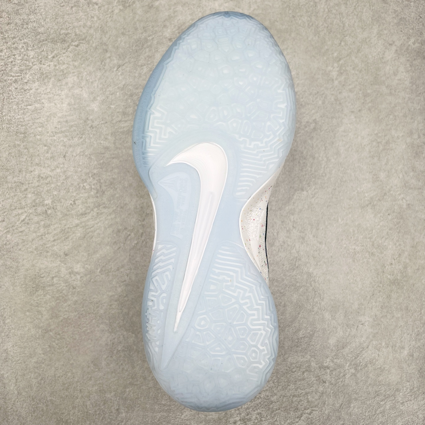 图片[9]-NK Ja 2 EP 莫兰特二代低帮篮球鞋 以鲜艳明亮的色调脱颖而出。鞋舌上醒目地展示着 “ JA ” 标志，而后跟上的 “ 12 ：AM ” 则以独特的设计呈现。鞋头和鞋舌采用透气运动网布制成，确保舒适耐用。在第一款鞋型的基础上进行了重大升级，采用更为挺拔的鞋口设计，为脚踝带来更佳的包裹与支撑感。侧面独特波纹纹理细节，打破了单调，赋予鞋子灵动与活力的视觉体验。中底部分巧妙借鉴了科比 5 的经典元素，融入斑点细节，增强了整体美学吸引力。实拍调校N版已经零色差零失真 百分百还原实物色彩所见即所得 不存在货不对板色差等低级问题 选购参考实物拍摄 不混卖不参货 只用心做好货严格选品 承诺混一赔十 尺码：36 36.5 37.5 38 38.5 39 40 40.5 41 42 42.5 43 44 44.5 45 46-选品中心