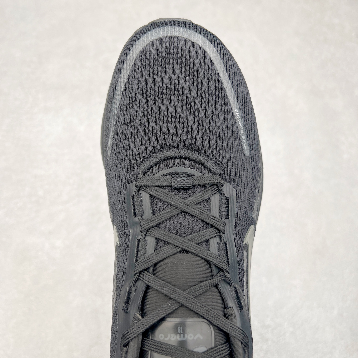 图片[4]-NK Air Zoom Vomero 18 轻便舒适公路跑步鞋 HM6804 质感柔软 弹力充沛 助力一路畅跑 乐享不停 厚实泡绵缔造舒适的回弹效果 铸就出色跑步表现 该鞋款轻盈透气 带你步入舒适新境界 疾速刺激感和非凡舒适脚感交织 定能让跑者在迈步间找到渴望已久的跑步乐趣 自如掌控跑步节奏、配速和里程 足底缓震配置赋予双足柔软舒适感受 助你一路畅跑 缓震设计 在双足触地时有助提供舒适脚感 搭载性能出众的 ZoomX 和 Cushlon 泡绵 营造柔软舒适脚感 助你稳稳迈步 基于跑者反馈 简化中底设计 带来出色舒适感 尺码：36 36.5 37.5 38 38.5 39 40 40.5 41 42 42.5 43 44 44.5 45-选品中心