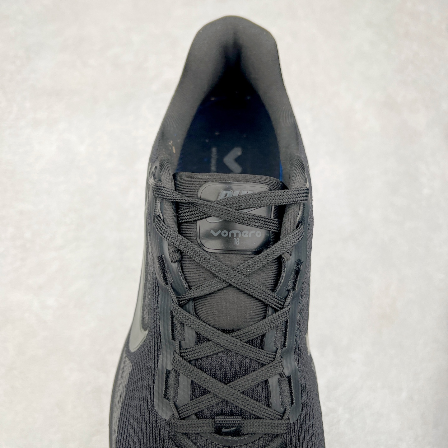 图片[5]-NK Air Zoom Vomero 18 轻便舒适公路跑步鞋 HM6804 质感柔软 弹力充沛 助力一路畅跑 乐享不停 厚实泡绵缔造舒适的回弹效果 铸就出色跑步表现 该鞋款轻盈透气 带你步入舒适新境界 疾速刺激感和非凡舒适脚感交织 定能让跑者在迈步间找到渴望已久的跑步乐趣 自如掌控跑步节奏、配速和里程 足底缓震配置赋予双足柔软舒适感受 助你一路畅跑 缓震设计 在双足触地时有助提供舒适脚感 搭载性能出众的 ZoomX 和 Cushlon 泡绵 营造柔软舒适脚感 助你稳稳迈步 基于跑者反馈 简化中底设计 带来出色舒适感 尺码：36 36.5 37.5 38 38.5 39 40 40.5 41 42 42.5 43 44 44.5 45-选品中心