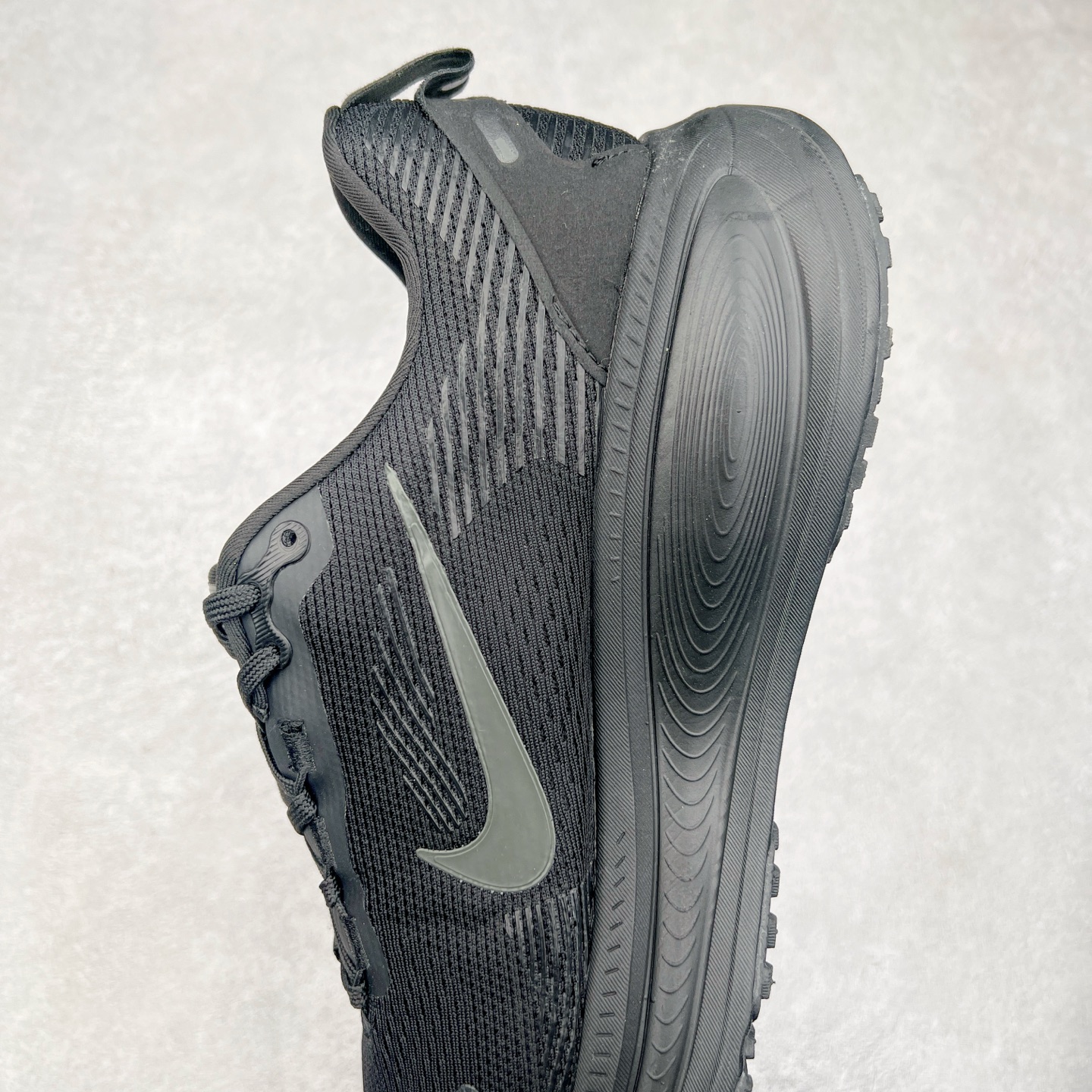 图片[7]-NK Air Zoom Vomero 18 轻便舒适公路跑步鞋 HM6804 质感柔软 弹力充沛 助力一路畅跑 乐享不停 厚实泡绵缔造舒适的回弹效果 铸就出色跑步表现 该鞋款轻盈透气 带你步入舒适新境界 疾速刺激感和非凡舒适脚感交织 定能让跑者在迈步间找到渴望已久的跑步乐趣 自如掌控跑步节奏、配速和里程 足底缓震配置赋予双足柔软舒适感受 助你一路畅跑 缓震设计 在双足触地时有助提供舒适脚感 搭载性能出众的 ZoomX 和 Cushlon 泡绵 营造柔软舒适脚感 助你稳稳迈步 基于跑者反馈 简化中底设计 带来出色舒适感 尺码：36 36.5 37.5 38 38.5 39 40 40.5 41 42 42.5 43 44 44.5 45-选品中心