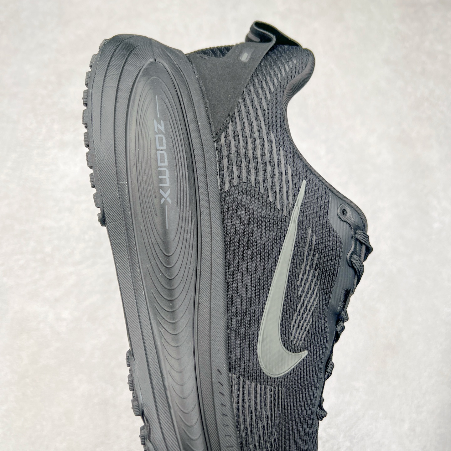 图片[6]-NK Air Zoom Vomero 18 轻便舒适公路跑步鞋 HM6804 质感柔软 弹力充沛 助力一路畅跑 乐享不停 厚实泡绵缔造舒适的回弹效果 铸就出色跑步表现 该鞋款轻盈透气 带你步入舒适新境界 疾速刺激感和非凡舒适脚感交织 定能让跑者在迈步间找到渴望已久的跑步乐趣 自如掌控跑步节奏、配速和里程 足底缓震配置赋予双足柔软舒适感受 助你一路畅跑 缓震设计 在双足触地时有助提供舒适脚感 搭载性能出众的 ZoomX 和 Cushlon 泡绵 营造柔软舒适脚感 助你稳稳迈步 基于跑者反馈 简化中底设计 带来出色舒适感 尺码：36 36.5 37.5 38 38.5 39 40 40.5 41 42 42.5 43 44 44.5 45-选品中心