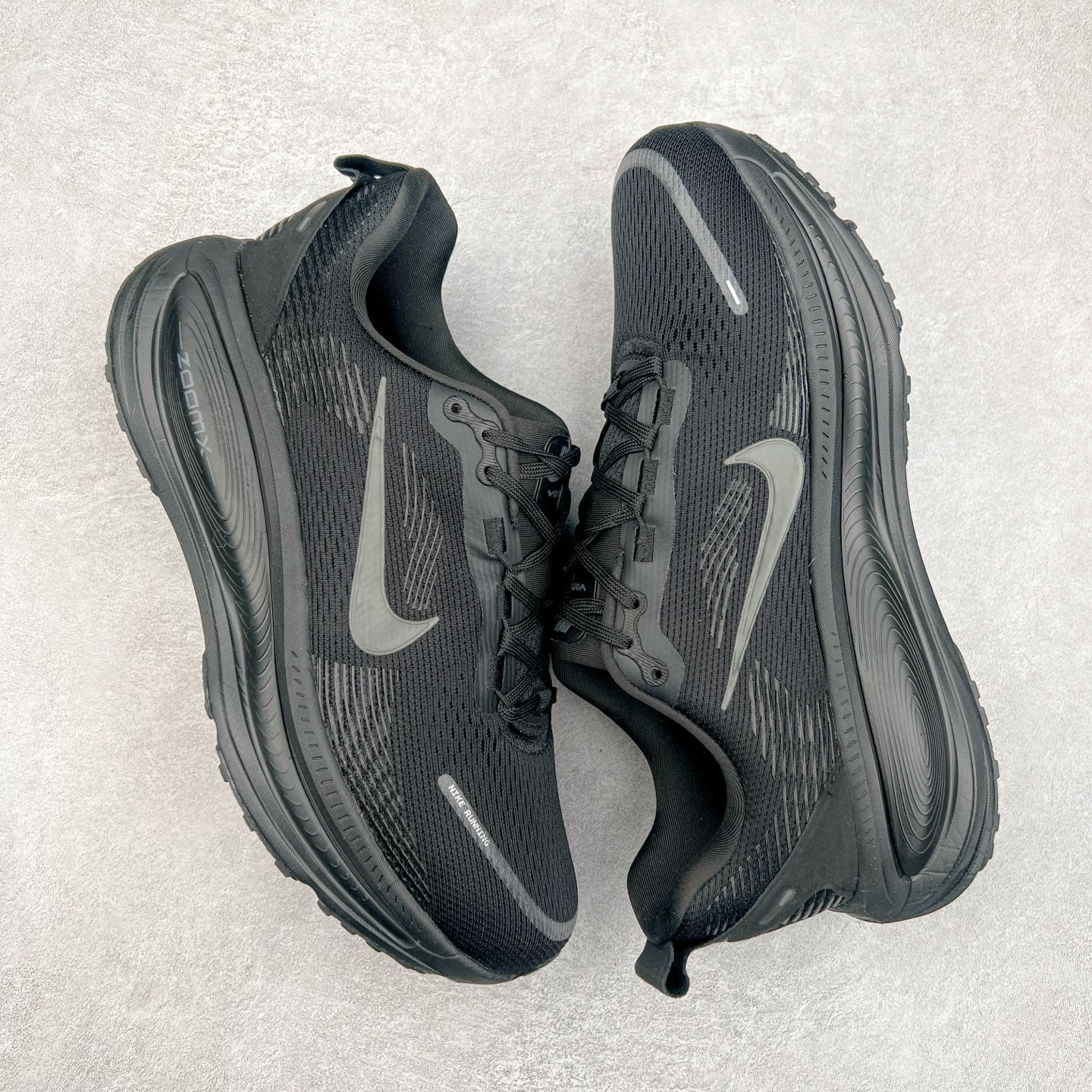 图片[3]-NK Air Zoom Vomero 18 轻便舒适公路跑步鞋 HM6804 质感柔软 弹力充沛 助力一路畅跑 乐享不停 厚实泡绵缔造舒适的回弹效果 铸就出色跑步表现 该鞋款轻盈透气 带你步入舒适新境界 疾速刺激感和非凡舒适脚感交织 定能让跑者在迈步间找到渴望已久的跑步乐趣 自如掌控跑步节奏、配速和里程 足底缓震配置赋予双足柔软舒适感受 助你一路畅跑 缓震设计 在双足触地时有助提供舒适脚感 搭载性能出众的 ZoomX 和 Cushlon 泡绵 营造柔软舒适脚感 助你稳稳迈步 基于跑者反馈 简化中底设计 带来出色舒适感 尺码：36 36.5 37.5 38 38.5 39 40 40.5 41 42 42.5 43 44 44.5 45-选品中心