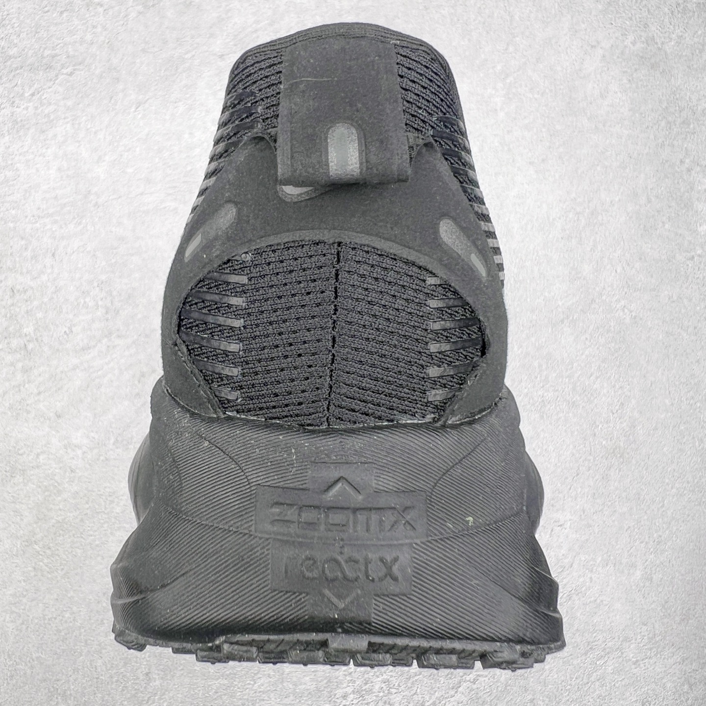 图片[8]-NK Air Zoom Vomero 18 轻便舒适公路跑步鞋 HM6804 质感柔软 弹力充沛 助力一路畅跑 乐享不停 厚实泡绵缔造舒适的回弹效果 铸就出色跑步表现 该鞋款轻盈透气 带你步入舒适新境界 疾速刺激感和非凡舒适脚感交织 定能让跑者在迈步间找到渴望已久的跑步乐趣 自如掌控跑步节奏、配速和里程 足底缓震配置赋予双足柔软舒适感受 助你一路畅跑 缓震设计 在双足触地时有助提供舒适脚感 搭载性能出众的 ZoomX 和 Cushlon 泡绵 营造柔软舒适脚感 助你稳稳迈步 基于跑者反馈 简化中底设计 带来出色舒适感 尺码：36 36.5 37.5 38 38.5 39 40 40.5 41 42 42.5 43 44 44.5 45-选品中心