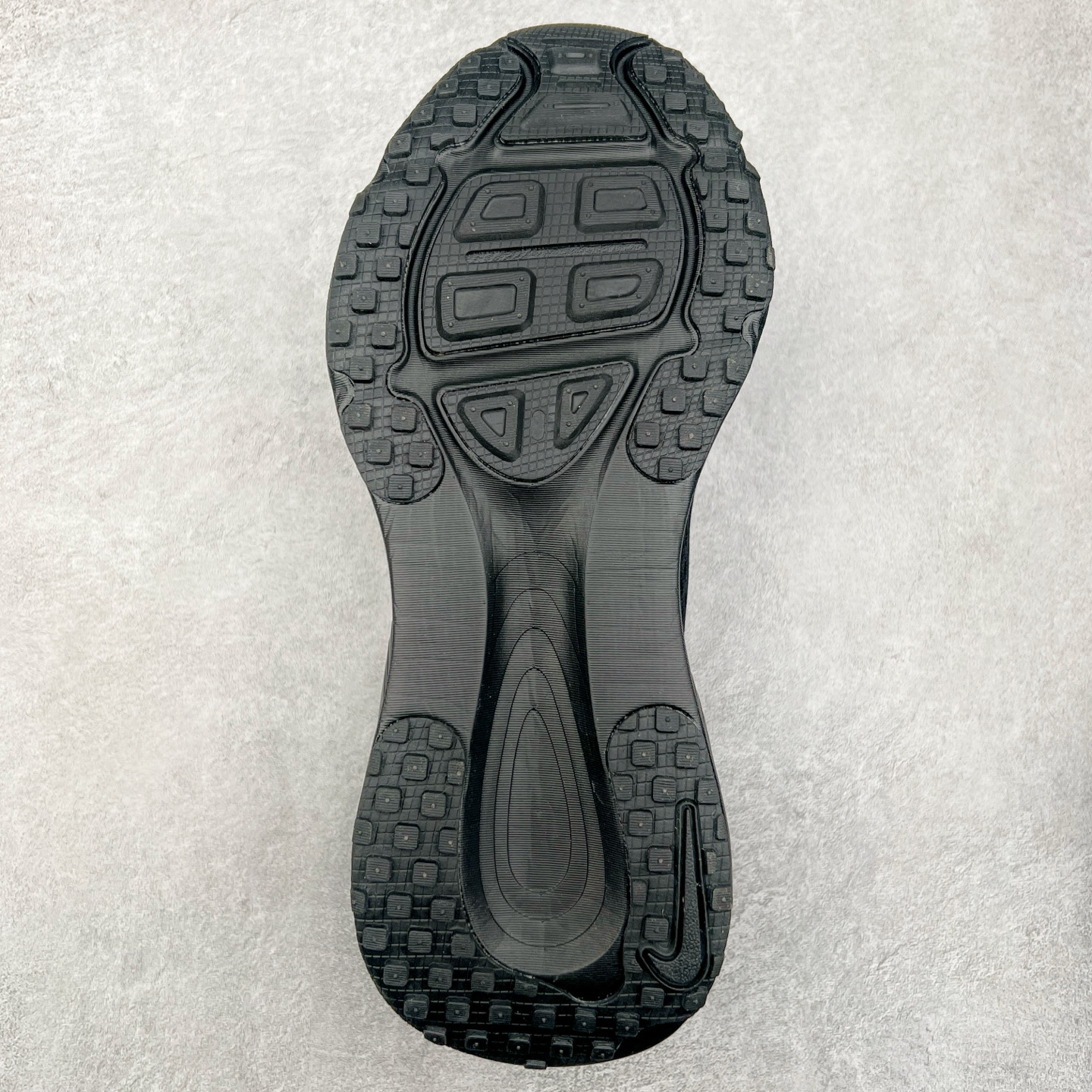 图片[9]-NK Air Zoom Vomero 18 轻便舒适公路跑步鞋 HM6804 质感柔软 弹力充沛 助力一路畅跑 乐享不停 厚实泡绵缔造舒适的回弹效果 铸就出色跑步表现 该鞋款轻盈透气 带你步入舒适新境界 疾速刺激感和非凡舒适脚感交织 定能让跑者在迈步间找到渴望已久的跑步乐趣 自如掌控跑步节奏、配速和里程 足底缓震配置赋予双足柔软舒适感受 助你一路畅跑 缓震设计 在双足触地时有助提供舒适脚感 搭载性能出众的 ZoomX 和 Cushlon 泡绵 营造柔软舒适脚感 助你稳稳迈步 基于跑者反馈 简化中底设计 带来出色舒适感 尺码：36 36.5 37.5 38 38.5 39 40 40.5 41 42 42.5 43 44 44.5 45-选品中心