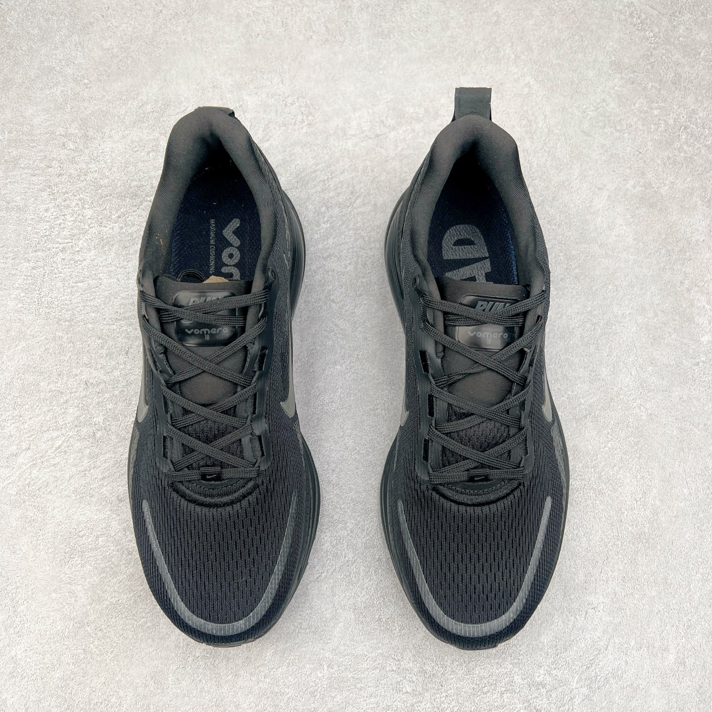 图片[2]-NK Air Zoom Vomero 18 轻便舒适公路跑步鞋 HM6804 质感柔软 弹力充沛 助力一路畅跑 乐享不停 厚实泡绵缔造舒适的回弹效果 铸就出色跑步表现 该鞋款轻盈透气 带你步入舒适新境界 疾速刺激感和非凡舒适脚感交织 定能让跑者在迈步间找到渴望已久的跑步乐趣 自如掌控跑步节奏、配速和里程 足底缓震配置赋予双足柔软舒适感受 助你一路畅跑 缓震设计 在双足触地时有助提供舒适脚感 搭载性能出众的 ZoomX 和 Cushlon 泡绵 营造柔软舒适脚感 助你稳稳迈步 基于跑者反馈 简化中底设计 带来出色舒适感 尺码：36 36.5 37.5 38 38.5 39 40 40.5 41 42 42.5 43 44 44.5 45-选品中心