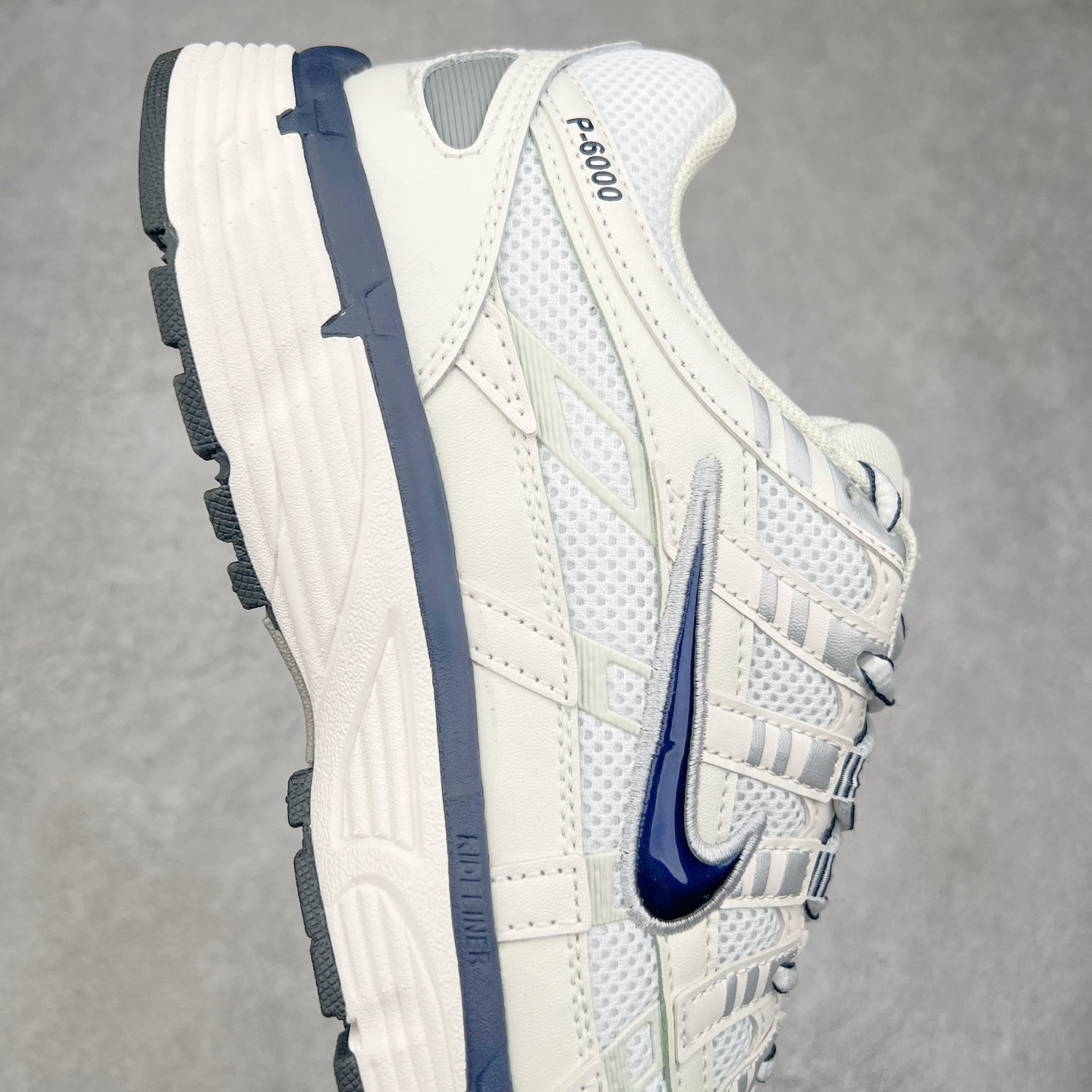 图片[6]-＃A1 NK P-6000 系列低帮复古老爹风休闲运动舒适慢跑鞋 CD6404-018 购入原鞋原装纸板楦头开发 独家私模四层组合大底 市场唯一正确版本 良心定价 新配色陆续出货 进口三文治网面 融合 Pegasus 过往运动鞋设计 助力 21 世纪早期跑步运动跃升时尚新高度 采用透气网眼布、运动风格线条和耐穿覆面 兼具吸睛外观和舒适感受 中底泡绵以田径赛道为灵感 打造厚实设计 缔造出众缓震性能 尺码：36 36.5 37.5 38 38.5 39 40 40.5 41 42 42.5 43 44 44.5 45 46-选品中心