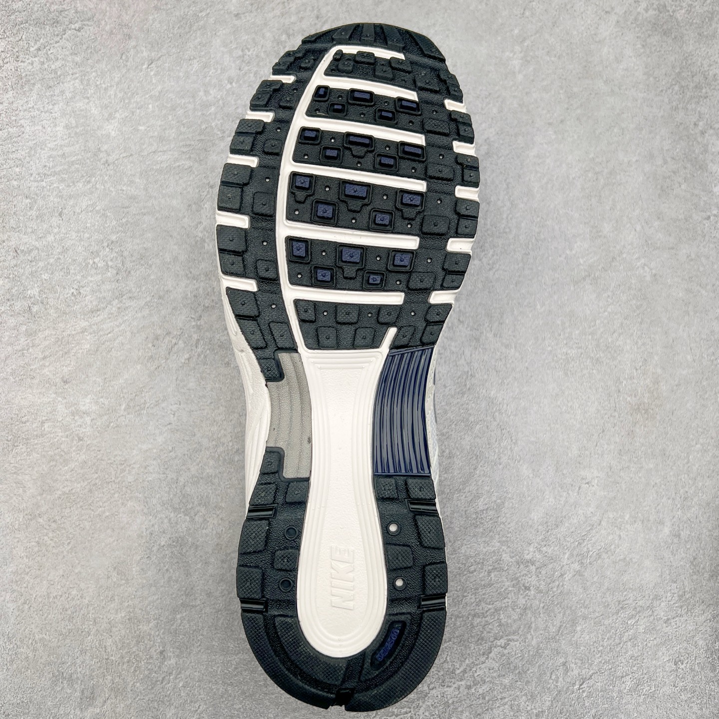 图片[9]-＃A1 NK P-6000 系列低帮复古老爹风休闲运动舒适慢跑鞋 CD6404-018 购入原鞋原装纸板楦头开发 独家私模四层组合大底 市场唯一正确版本 良心定价 新配色陆续出货 进口三文治网面 融合 Pegasus 过往运动鞋设计 助力 21 世纪早期跑步运动跃升时尚新高度 采用透气网眼布、运动风格线条和耐穿覆面 兼具吸睛外观和舒适感受 中底泡绵以田径赛道为灵感 打造厚实设计 缔造出众缓震性能 尺码：36 36.5 37.5 38 38.5 39 40 40.5 41 42 42.5 43 44 44.5 45 46-选品中心