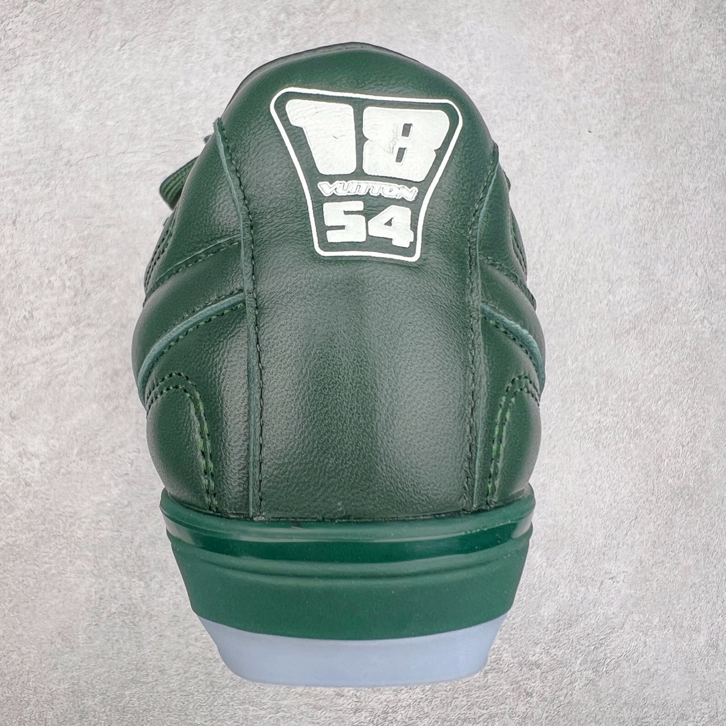 图片[8]-LOUIS VUITTON Footprint Soccer LV 皮革 2025春夏男士系列圆头系带低帮生活休闲鞋 2025春夏系列时装展中亮相，是Pharrell Williams 首次以足球鞋为灵感设计的运动鞋。鞋款的灵感来自跨越世代和文化的足球运动，呼应2025春夏系列时装展团结一致、全民参与的主题。鞋款以流丽的设计著称，侧面以富动感的IV Initials标志点缀，鞋舌缀有灵感来自足球队伍的Lvers United徽章，而脚掌纹橡胶鞋底饰有多款路易威登标志 时髦休闲穿搭 时尚界的弄潮儿 实拍调校N版已经零色差零失真 百分百还原实物色彩所见即所得 不存在货不对板色差等低级问题 选购参考实物拍摄 不混卖不参货 只用心做好货严格选品 承诺混一赔十 尺码：36 37 38 39 40 41 42 43 44 45 46-选品中心