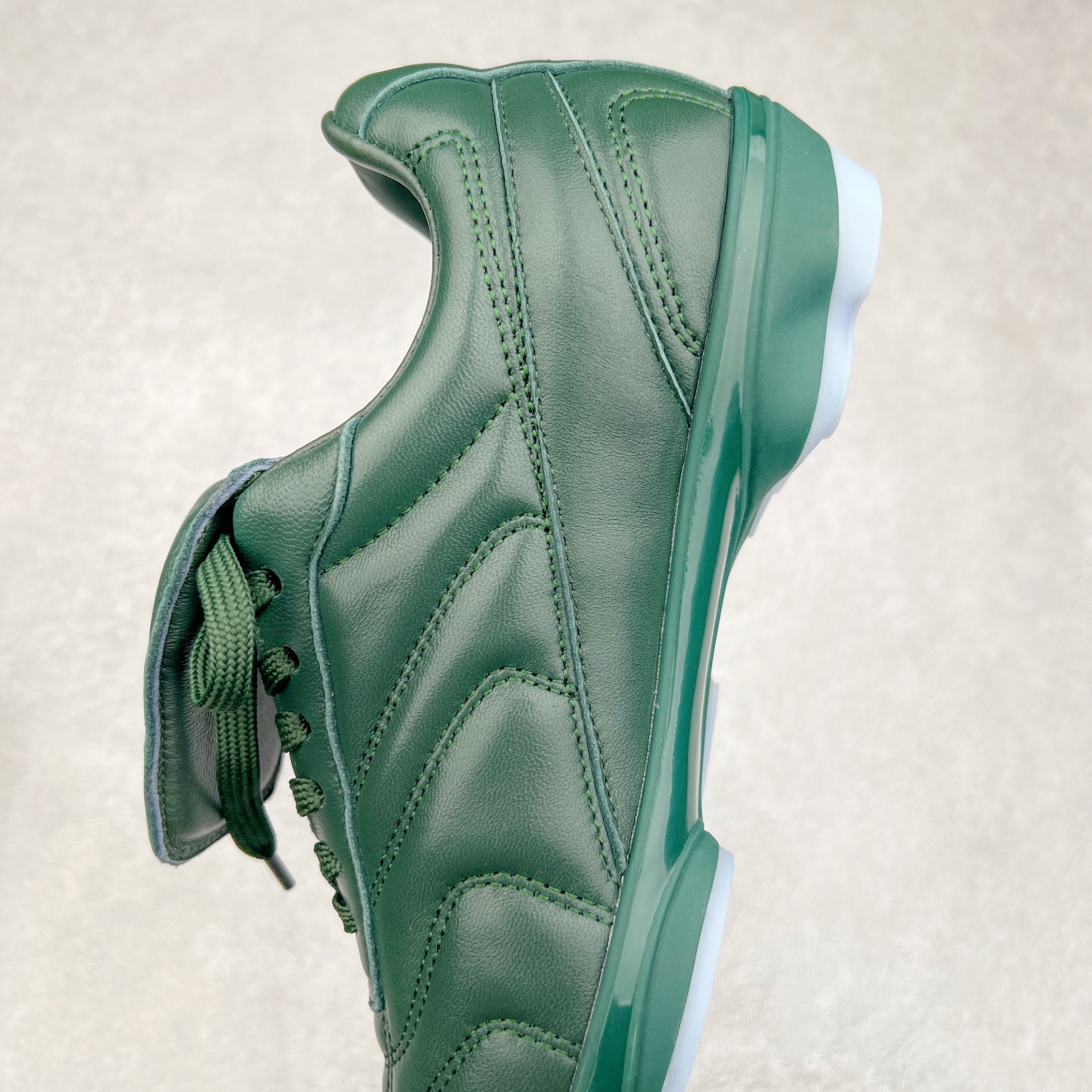 图片[7]-LOUIS VUITTON Footprint Soccer LV 皮革 2025春夏男士系列圆头系带低帮生活休闲鞋 2025春夏系列时装展中亮相，是Pharrell Williams 首次以足球鞋为灵感设计的运动鞋。鞋款的灵感来自跨越世代和文化的足球运动，呼应2025春夏系列时装展团结一致、全民参与的主题。鞋款以流丽的设计著称，侧面以富动感的IV Initials标志点缀，鞋舌缀有灵感来自足球队伍的Lvers United徽章，而脚掌纹橡胶鞋底饰有多款路易威登标志 时髦休闲穿搭 时尚界的弄潮儿 实拍调校N版已经零色差零失真 百分百还原实物色彩所见即所得 不存在货不对板色差等低级问题 选购参考实物拍摄 不混卖不参货 只用心做好货严格选品 承诺混一赔十 尺码：36 37 38 39 40 41 42 43 44 45 46-选品中心