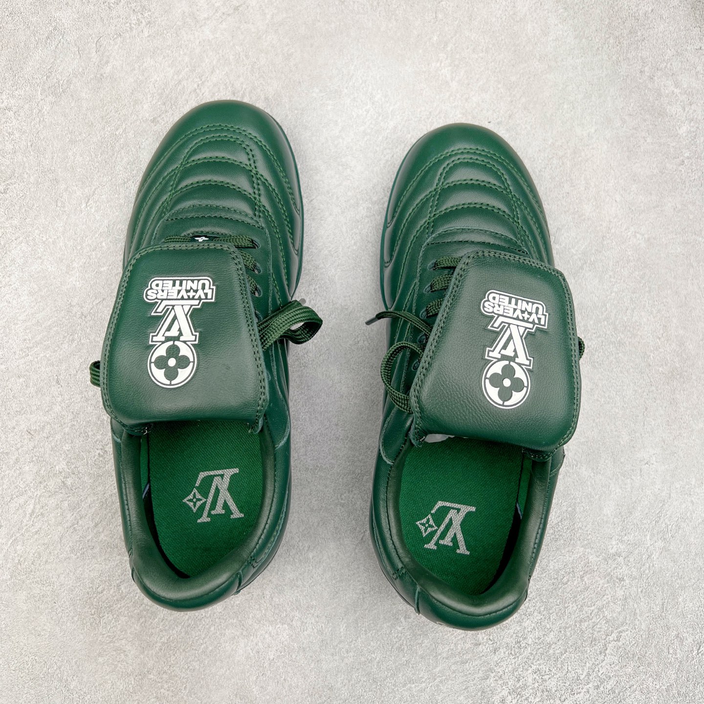 图片[3]-LOUIS VUITTON Footprint Soccer LV 皮革 2025春夏男士系列圆头系带低帮生活休闲鞋 2025春夏系列时装展中亮相，是Pharrell Williams 首次以足球鞋为灵感设计的运动鞋。鞋款的灵感来自跨越世代和文化的足球运动，呼应2025春夏系列时装展团结一致、全民参与的主题。鞋款以流丽的设计著称，侧面以富动感的IV Initials标志点缀，鞋舌缀有灵感来自足球队伍的Lvers United徽章，而脚掌纹橡胶鞋底饰有多款路易威登标志 时髦休闲穿搭 时尚界的弄潮儿 实拍调校N版已经零色差零失真 百分百还原实物色彩所见即所得 不存在货不对板色差等低级问题 选购参考实物拍摄 不混卖不参货 只用心做好货严格选品 承诺混一赔十 尺码：36 37 38 39 40 41 42 43 44 45 46-选品中心