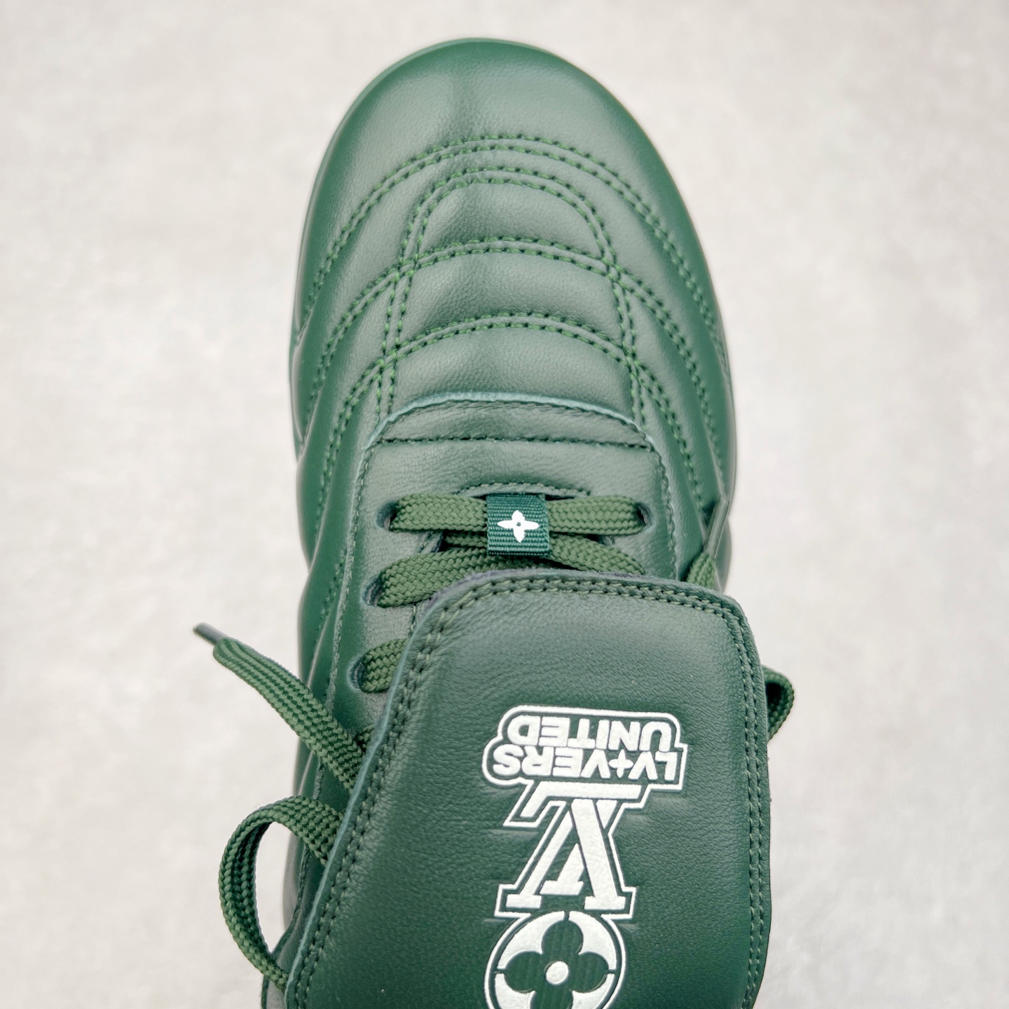 图片[4]-LOUIS VUITTON Footprint Soccer LV 皮革 2025春夏男士系列圆头系带低帮生活休闲鞋 2025春夏系列时装展中亮相，是Pharrell Williams 首次以足球鞋为灵感设计的运动鞋。鞋款的灵感来自跨越世代和文化的足球运动，呼应2025春夏系列时装展团结一致、全民参与的主题。鞋款以流丽的设计著称，侧面以富动感的IV Initials标志点缀，鞋舌缀有灵感来自足球队伍的Lvers United徽章，而脚掌纹橡胶鞋底饰有多款路易威登标志 时髦休闲穿搭 时尚界的弄潮儿 实拍调校N版已经零色差零失真 百分百还原实物色彩所见即所得 不存在货不对板色差等低级问题 选购参考实物拍摄 不混卖不参货 只用心做好货严格选品 承诺混一赔十 尺码：36 37 38 39 40 41 42 43 44 45 46-选品中心