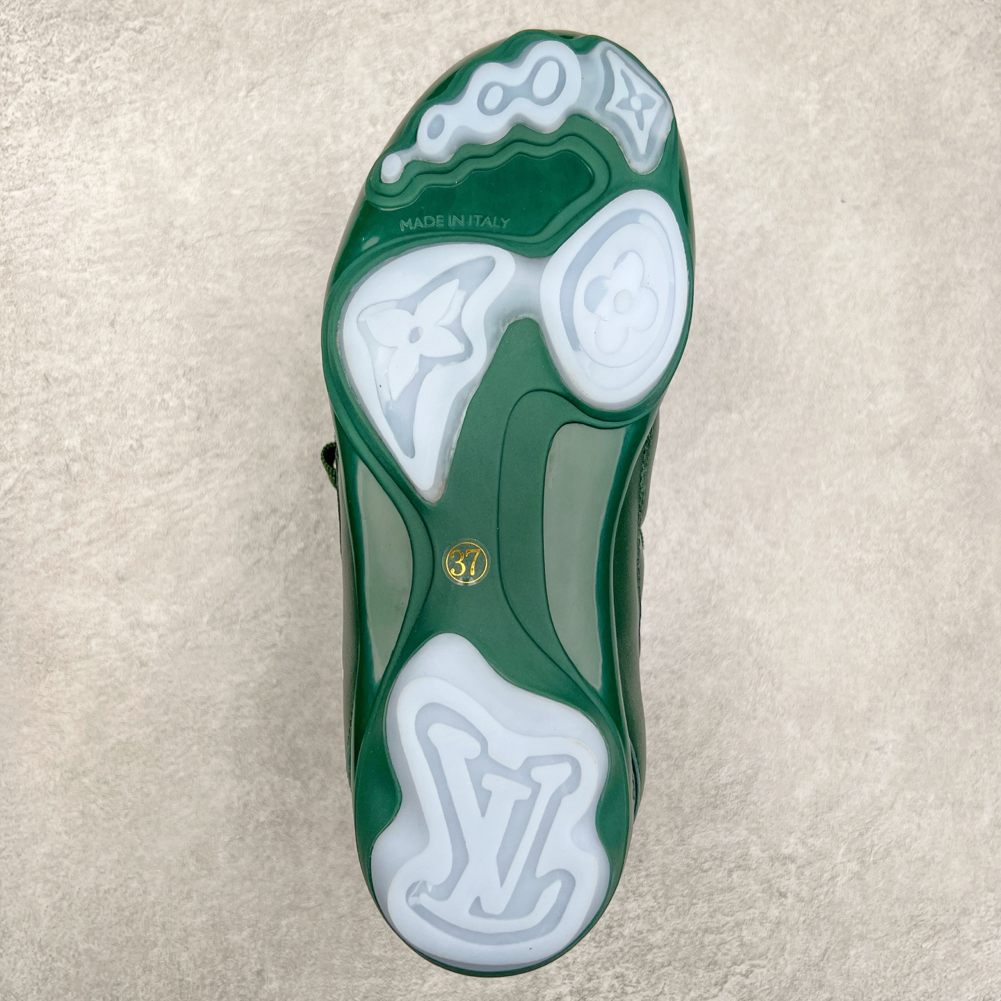 图片[9]-LOUIS VUITTON Footprint Soccer LV 皮革 2025春夏男士系列圆头系带低帮生活休闲鞋 2025春夏系列时装展中亮相，是Pharrell Williams 首次以足球鞋为灵感设计的运动鞋。鞋款的灵感来自跨越世代和文化的足球运动，呼应2025春夏系列时装展团结一致、全民参与的主题。鞋款以流丽的设计著称，侧面以富动感的IV Initials标志点缀，鞋舌缀有灵感来自足球队伍的Lvers United徽章，而脚掌纹橡胶鞋底饰有多款路易威登标志 时髦休闲穿搭 时尚界的弄潮儿 实拍调校N版已经零色差零失真 百分百还原实物色彩所见即所得 不存在货不对板色差等低级问题 选购参考实物拍摄 不混卖不参货 只用心做好货严格选品 承诺混一赔十 尺码：36 37 38 39 40 41 42 43 44 45 46-选品中心