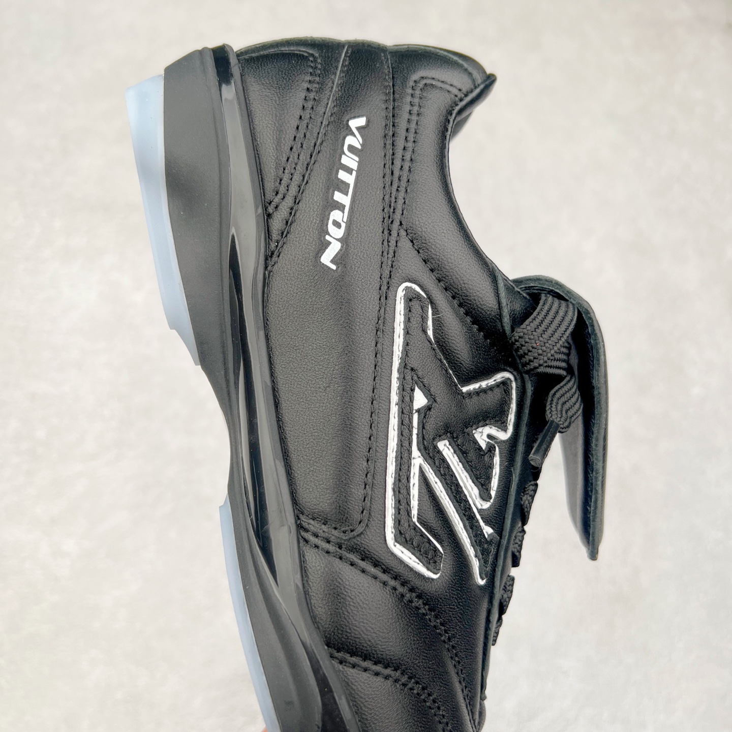 图片[6]-LOUIS VUITTON Footprint Soccer LV 皮革 2025春夏男士系列圆头系带低帮生活休闲鞋 2025春夏系列时装展中亮相，是Pharrell Williams 首次以足球鞋为灵感设计的运动鞋。鞋款的灵感来自跨越世代和文化的足球运动，呼应2025春夏系列时装展团结一致、全民参与的主题。鞋款以流丽的设计著称，侧面以富动感的IV Initials标志点缀，鞋舌缀有灵感来自足球队伍的Lvers United徽章，而脚掌纹橡胶鞋底饰有多款路易威登标志 时髦休闲穿搭 时尚界的弄潮儿 实拍调校N版已经零色差零失真 百分百还原实物色彩所见即所得 不存在货不对板色差等低级问题 选购参考实物拍摄 不混卖不参货 只用心做好货严格选品 承诺混一赔十 尺码：36 37 38 39 40 41 42 43 44 45 46-选品中心