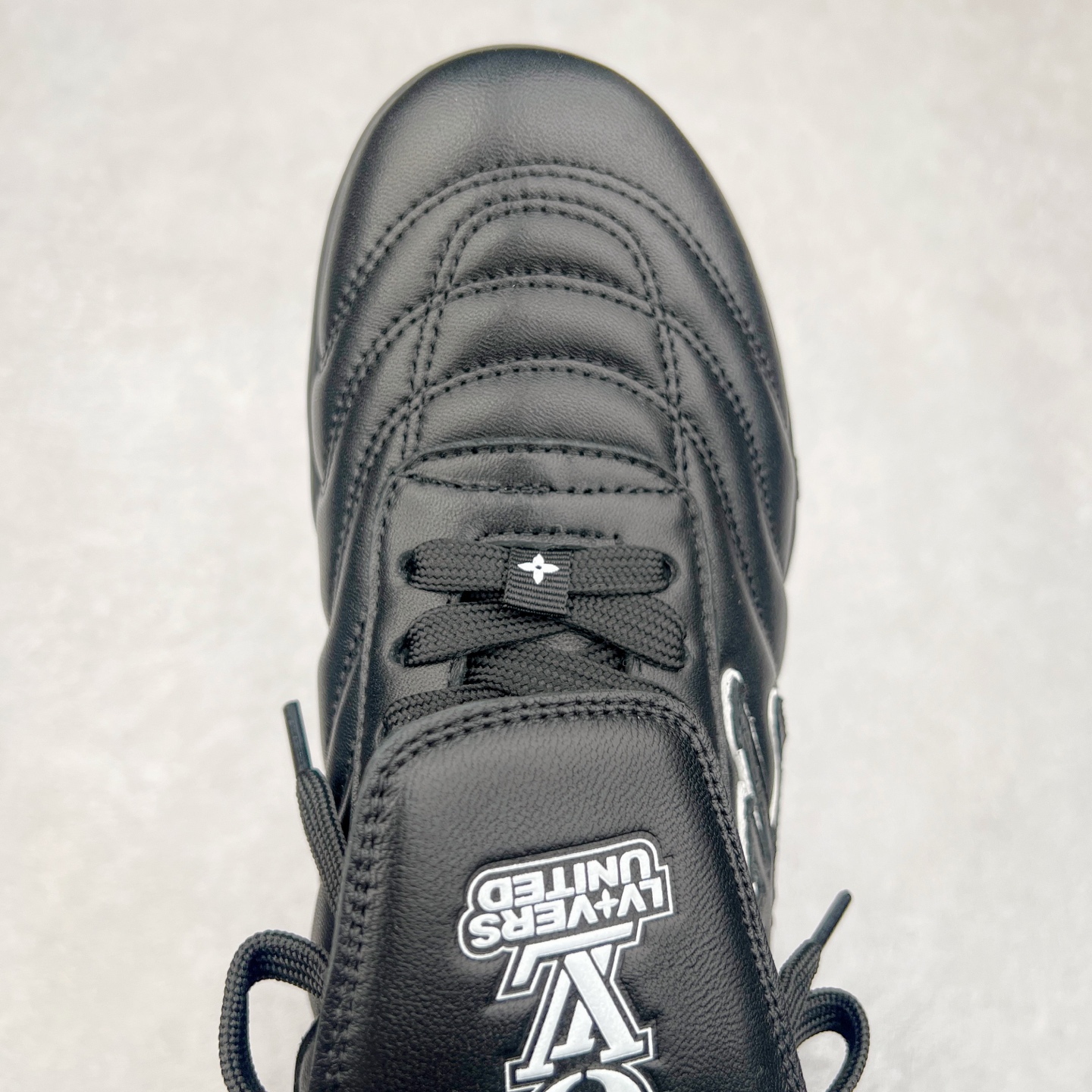 图片[4]-LOUIS VUITTON Footprint Soccer LV 皮革 2025春夏男士系列圆头系带低帮生活休闲鞋 2025春夏系列时装展中亮相，是Pharrell Williams 首次以足球鞋为灵感设计的运动鞋。鞋款的灵感来自跨越世代和文化的足球运动，呼应2025春夏系列时装展团结一致、全民参与的主题。鞋款以流丽的设计著称，侧面以富动感的IV Initials标志点缀，鞋舌缀有灵感来自足球队伍的Lvers United徽章，而脚掌纹橡胶鞋底饰有多款路易威登标志 时髦休闲穿搭 时尚界的弄潮儿 实拍调校N版已经零色差零失真 百分百还原实物色彩所见即所得 不存在货不对板色差等低级问题 选购参考实物拍摄 不混卖不参货 只用心做好货严格选品 承诺混一赔十 尺码：36 37 38 39 40 41 42 43 44 45 46-选品中心