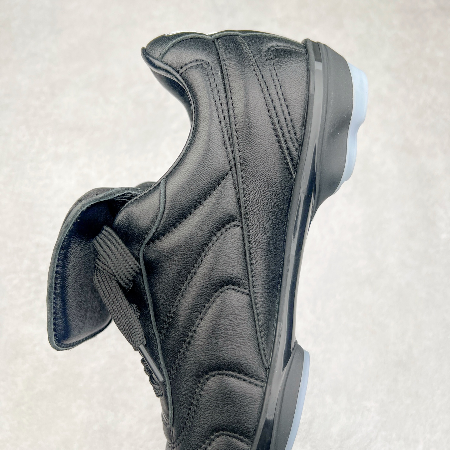 图片[7]-LOUIS VUITTON Footprint Soccer LV 皮革 2025春夏男士系列圆头系带低帮生活休闲鞋 2025春夏系列时装展中亮相，是Pharrell Williams 首次以足球鞋为灵感设计的运动鞋。鞋款的灵感来自跨越世代和文化的足球运动，呼应2025春夏系列时装展团结一致、全民参与的主题。鞋款以流丽的设计著称，侧面以富动感的IV Initials标志点缀，鞋舌缀有灵感来自足球队伍的Lvers United徽章，而脚掌纹橡胶鞋底饰有多款路易威登标志 时髦休闲穿搭 时尚界的弄潮儿 实拍调校N版已经零色差零失真 百分百还原实物色彩所见即所得 不存在货不对板色差等低级问题 选购参考实物拍摄 不混卖不参货 只用心做好货严格选品 承诺混一赔十 尺码：36 37 38 39 40 41 42 43 44 45 46-选品中心