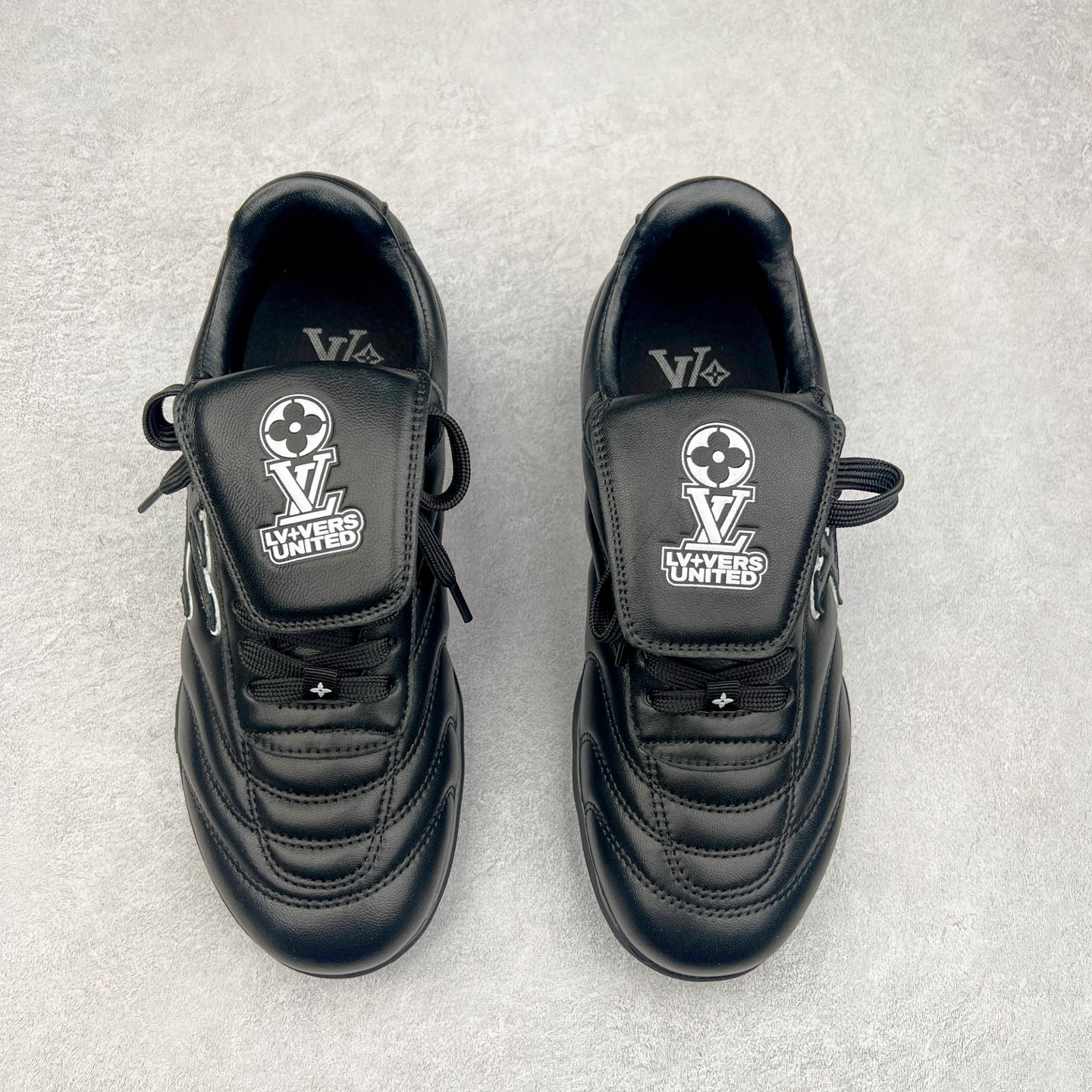 图片[2]-LOUIS VUITTON Footprint Soccer LV 皮革 2025春夏男士系列圆头系带低帮生活休闲鞋 2025春夏系列时装展中亮相，是Pharrell Williams 首次以足球鞋为灵感设计的运动鞋。鞋款的灵感来自跨越世代和文化的足球运动，呼应2025春夏系列时装展团结一致、全民参与的主题。鞋款以流丽的设计著称，侧面以富动感的IV Initials标志点缀，鞋舌缀有灵感来自足球队伍的Lvers United徽章，而脚掌纹橡胶鞋底饰有多款路易威登标志 时髦休闲穿搭 时尚界的弄潮儿 实拍调校N版已经零色差零失真 百分百还原实物色彩所见即所得 不存在货不对板色差等低级问题 选购参考实物拍摄 不混卖不参货 只用心做好货严格选品 承诺混一赔十 尺码：36 37 38 39 40 41 42 43 44 45 46-选品中心
